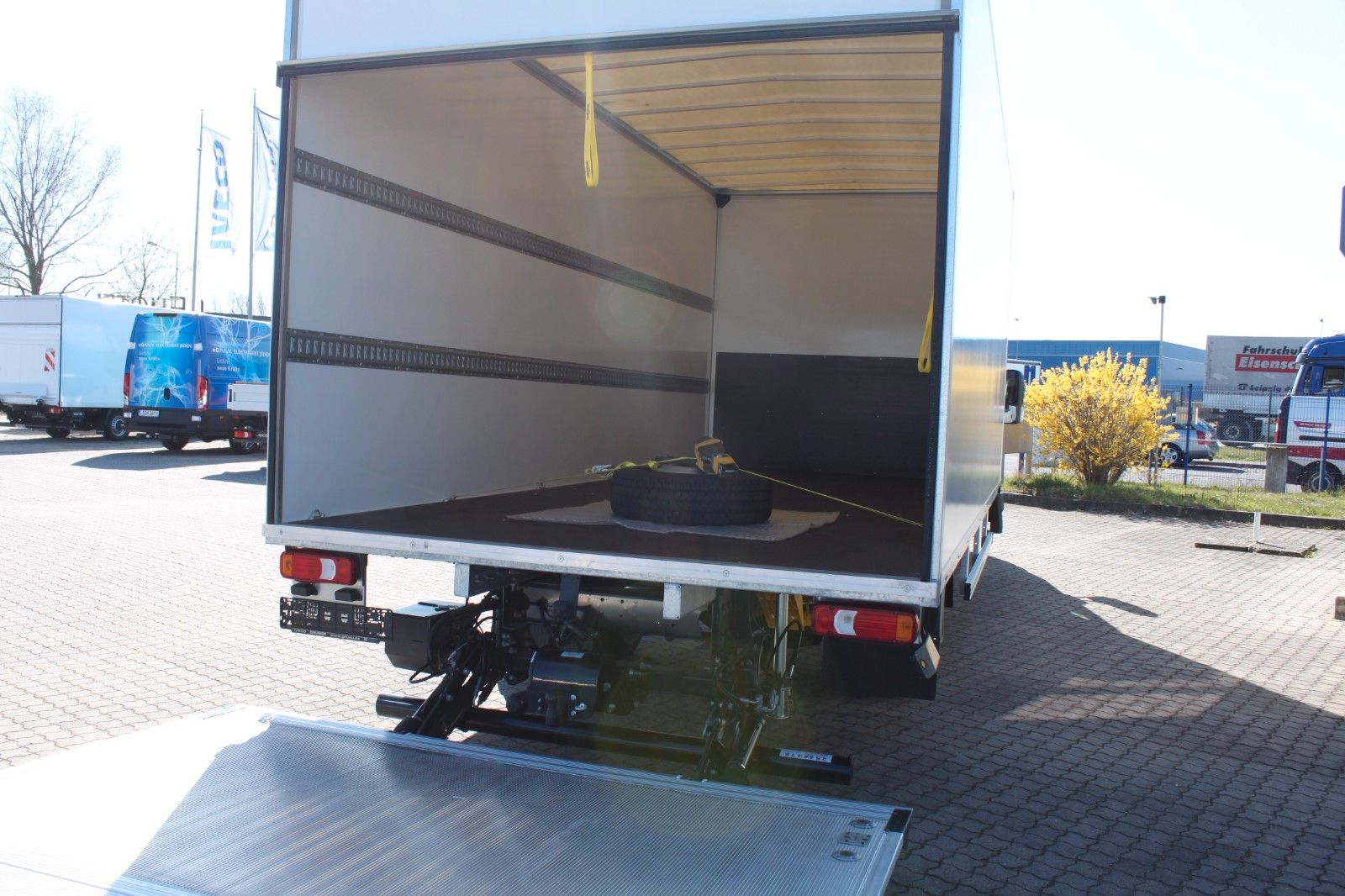 Fahrzeugabbildung Iveco Daily 72 C 21HA8 Koffer LBW u. AHK