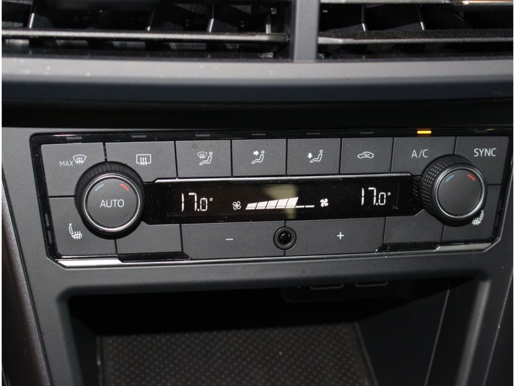 Fahrzeugabbildung Volkswagen Polo VI Highline 1.0 TSI PDC vo&hi+ Sportsitze