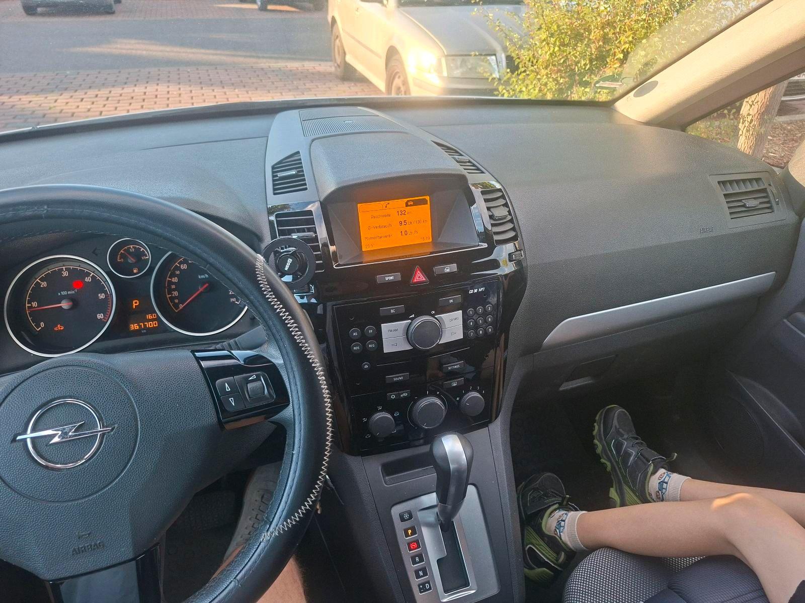 Opel Zafira 2010 — photo 5