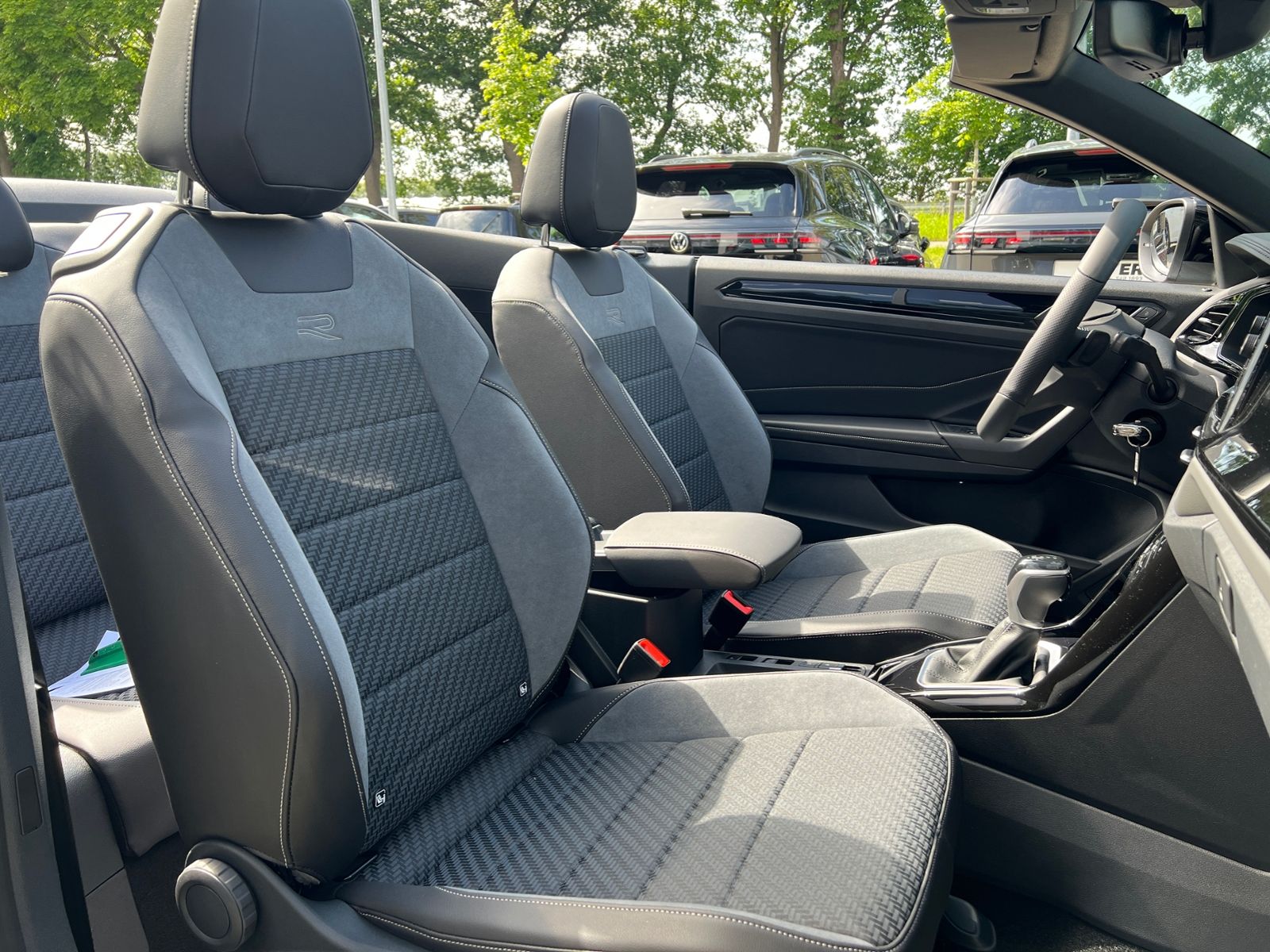 Fahrzeugabbildung Volkswagen T-Roc Cabriolet   R-Line 1.5 TSI DSG *AHK, Black