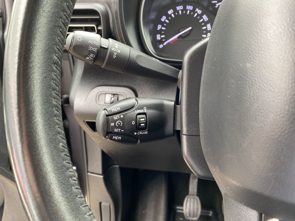 Fahrzeugabbildung Citroën Berlingo XL Benzin 110 FEEL *7-Sitzer*AZV*SHZ*