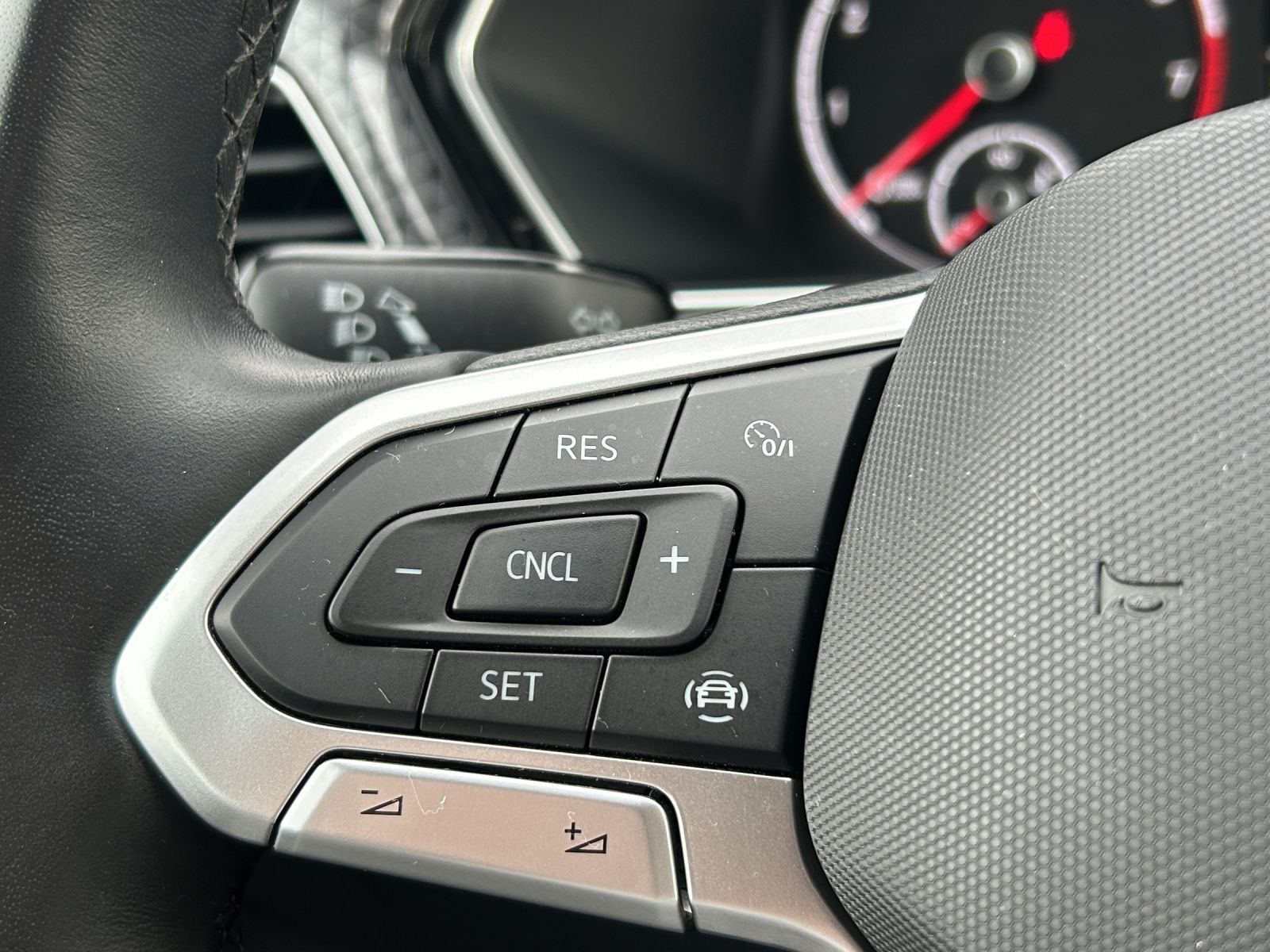 Fahrzeugabbildung Volkswagen T-Cross TSI Style R-Line LED Navi RFK SH 17"