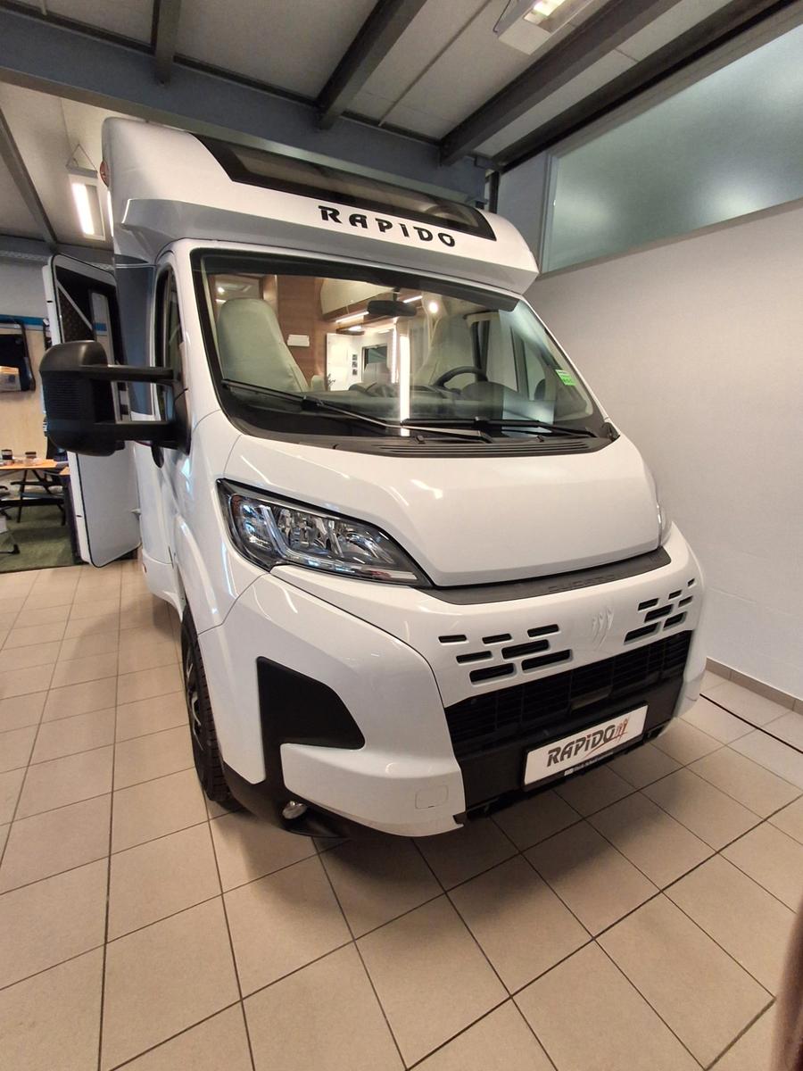 Rapido 696F  | Queensbett und Face-to-Face Sitzgruppe