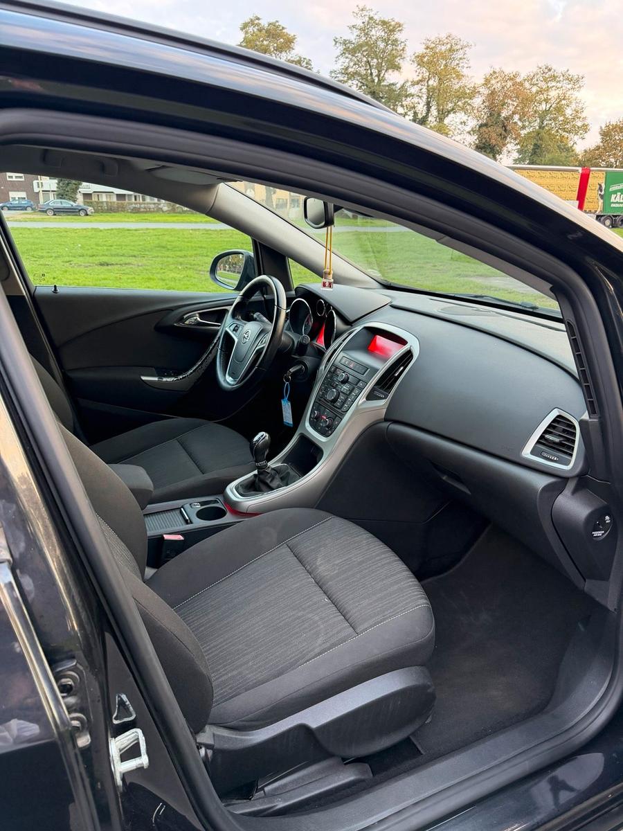 Opel Astra 2012 — photo 12