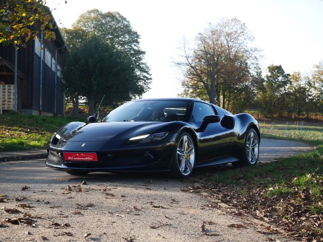 Ferrari 296 GTB | Blu Pozzi | 5.600km | ein Vorbesitzer