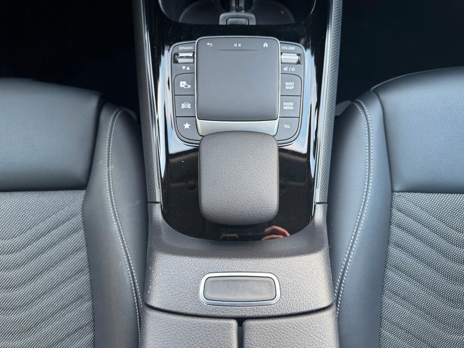 Fahrzeugabbildung Mercedes-Benz GLB 200 4M Style+StandH+Distr+RKamera+Augment