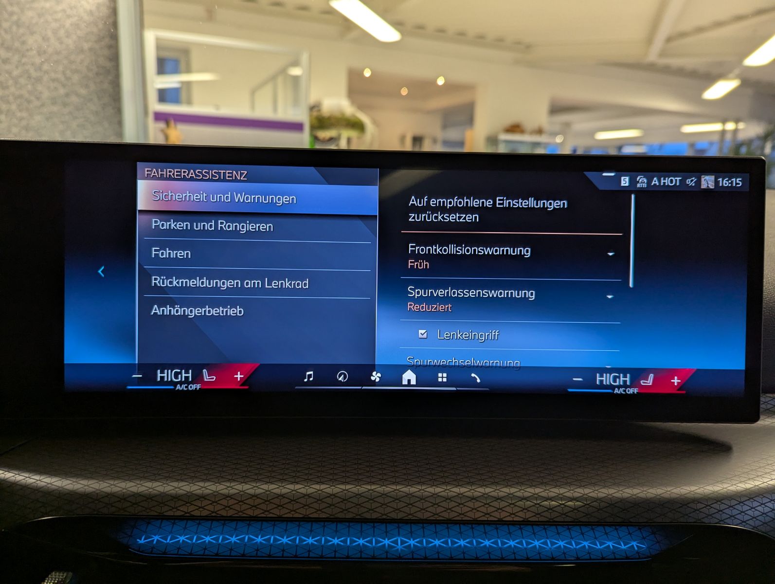 BMW 320 d xD M-Sport HUD Pano ACC LED-adaptiv AHK - Image 30