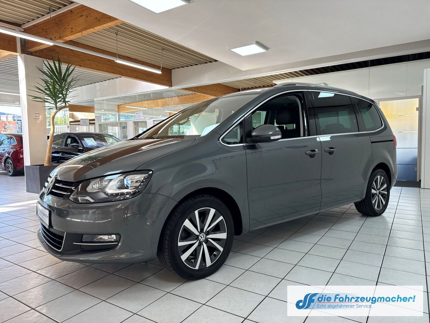 Fahrzeugabbildung Volkswagen Sharan Highline BMT Start-Stopp Sportpaket Stand