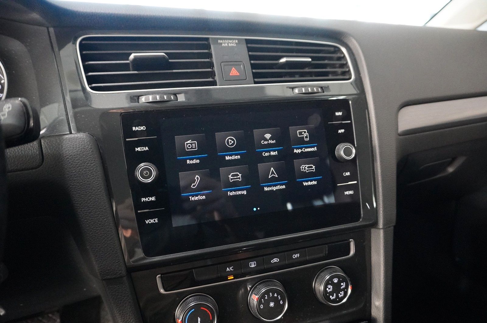 Fahrzeugabbildung Volkswagen Golf VII Lim. 2.0 TDI COMFORTL. DSG NAVI/LED/ACC