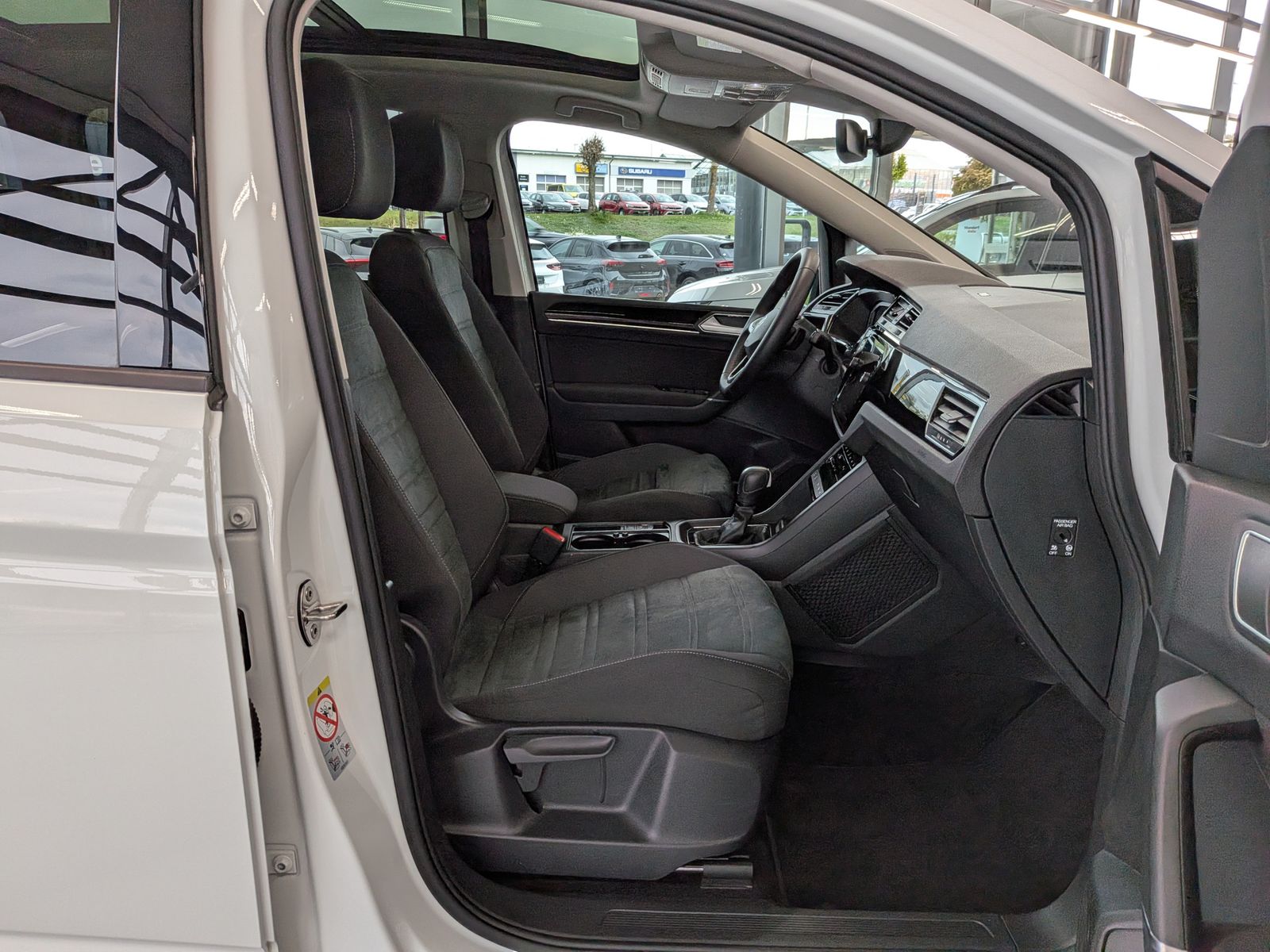 Fahrzeugabbildung Volkswagen Touran 2.0 DSG R-Line High Pano 7-Si IQ AHK VOLL