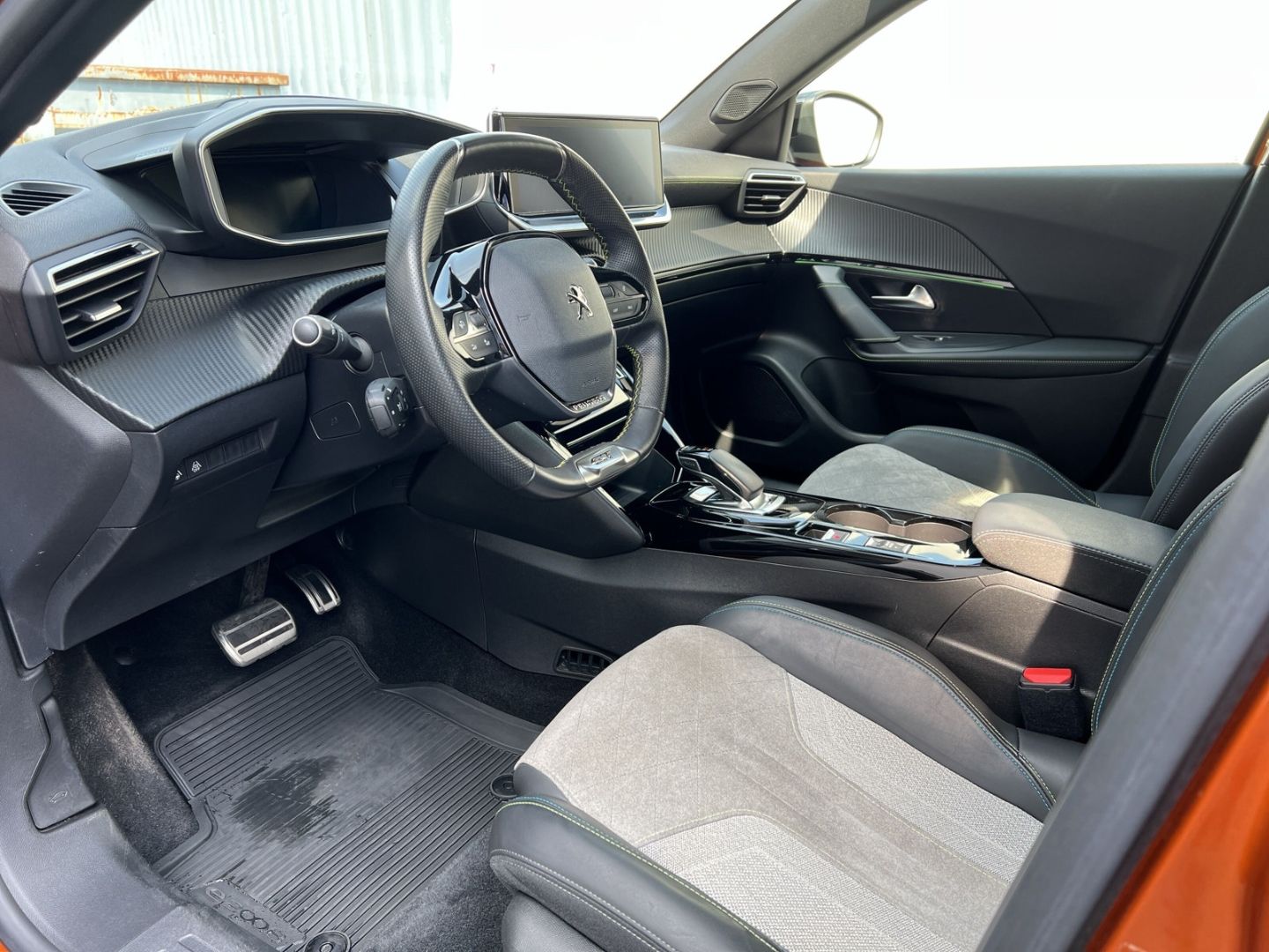 Fahrzeugabbildung Peugeot 2008 GT Elektro 136 Navi ACC CarPlay SHZ