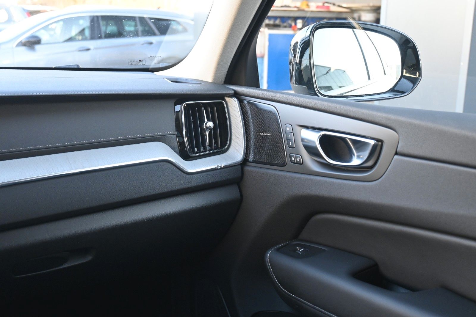 Fahrzeugabbildung Volvo XC60 B5 AWD Ultra Dark*LED*PANO*H&K*LUFT*360*HUD