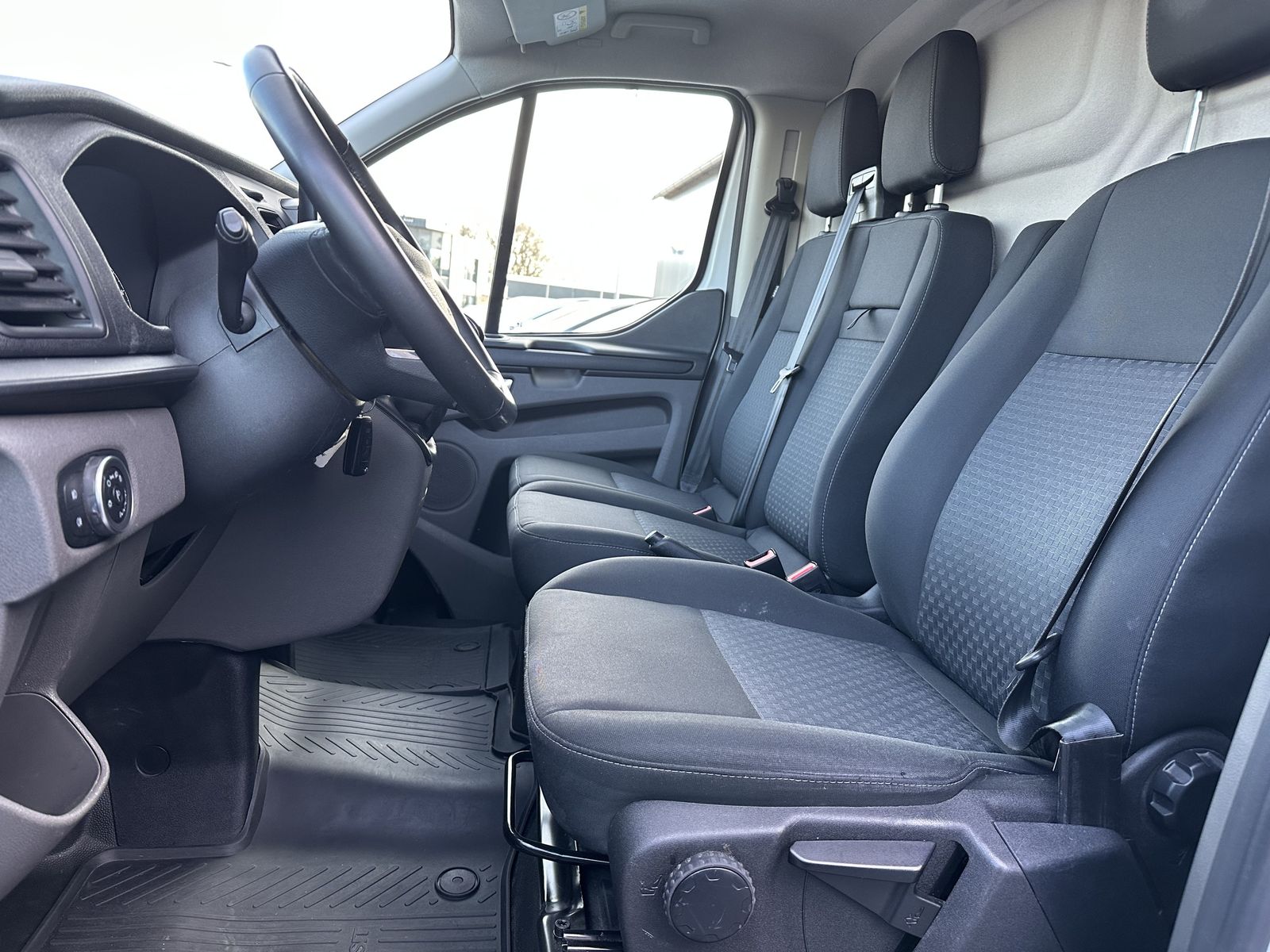 Fahrzeugabbildung Ford Transit Custom 300 L2H1 NAV+SHZ+PP+SORTIMO+KAMER