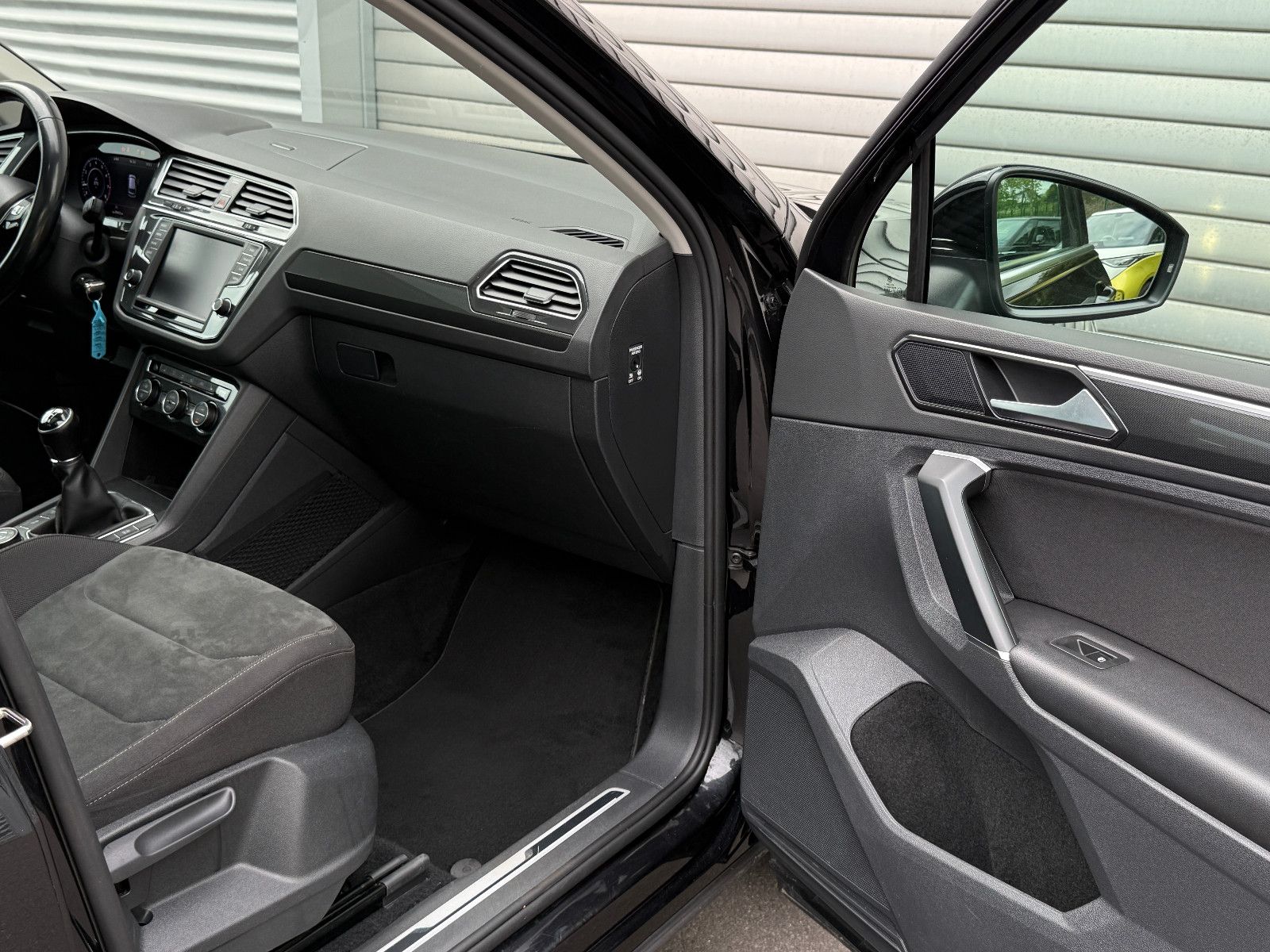 Fahrzeugabbildung Volkswagen Tiguan Highline 4Motion ACC AHK Nav SHZ Pano LED