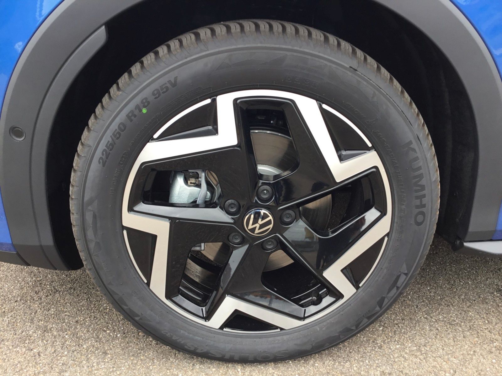 Fahrzeugabbildung Volkswagen T-Roc 1.5 eTSI DSG R-Line+AHK+LED+Navi+18"+Kessy