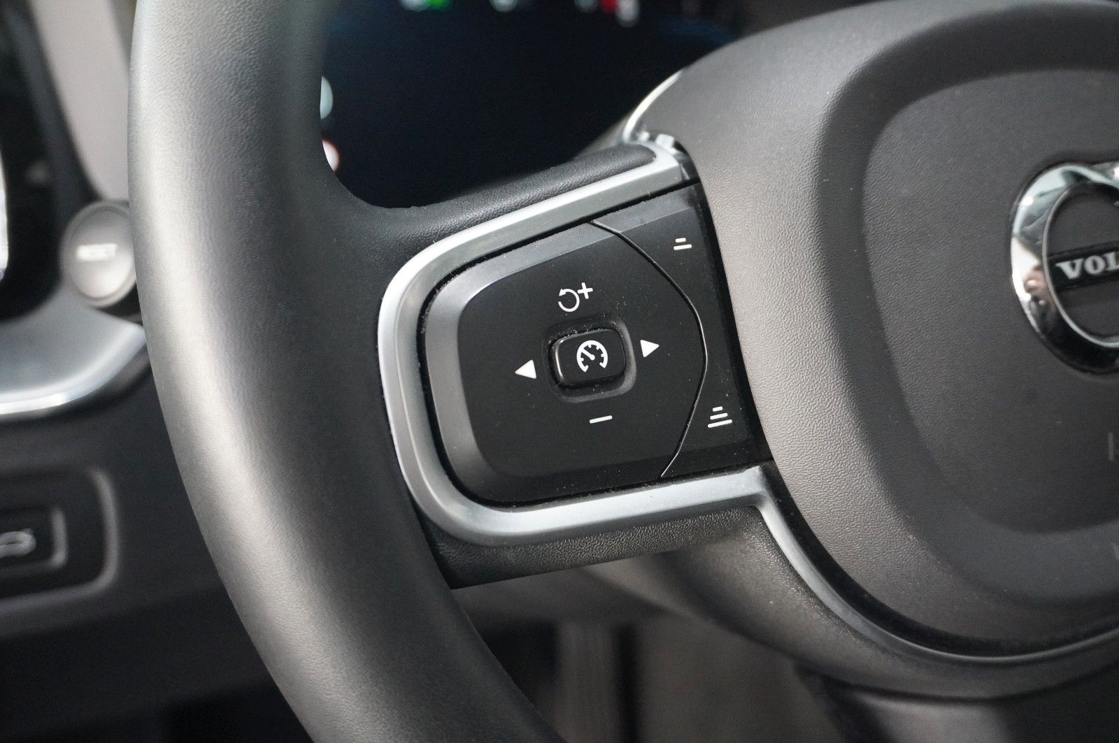 Fahrzeugabbildung Volvo XC 60 MOMENTUM PRO 2WD NAVI/LED/360°/VIRT./AHK