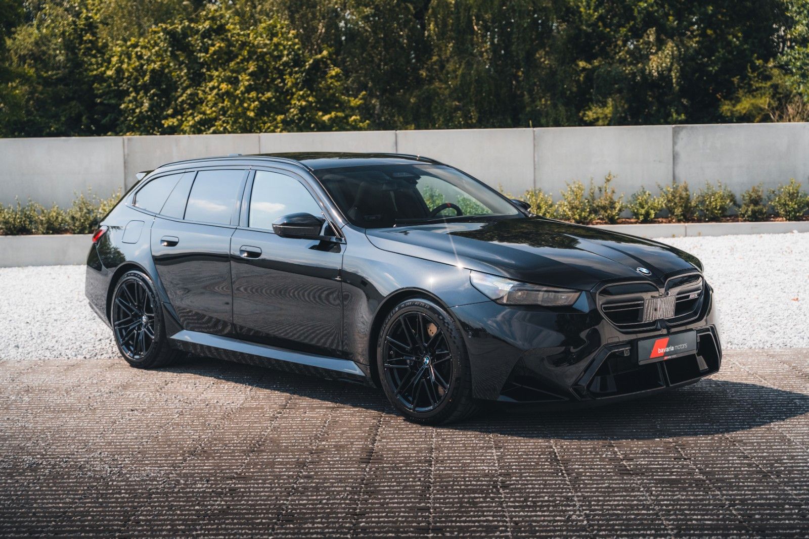BMW M5 G99 Touring / Saphirschwarz Metallic/21"/ B&W