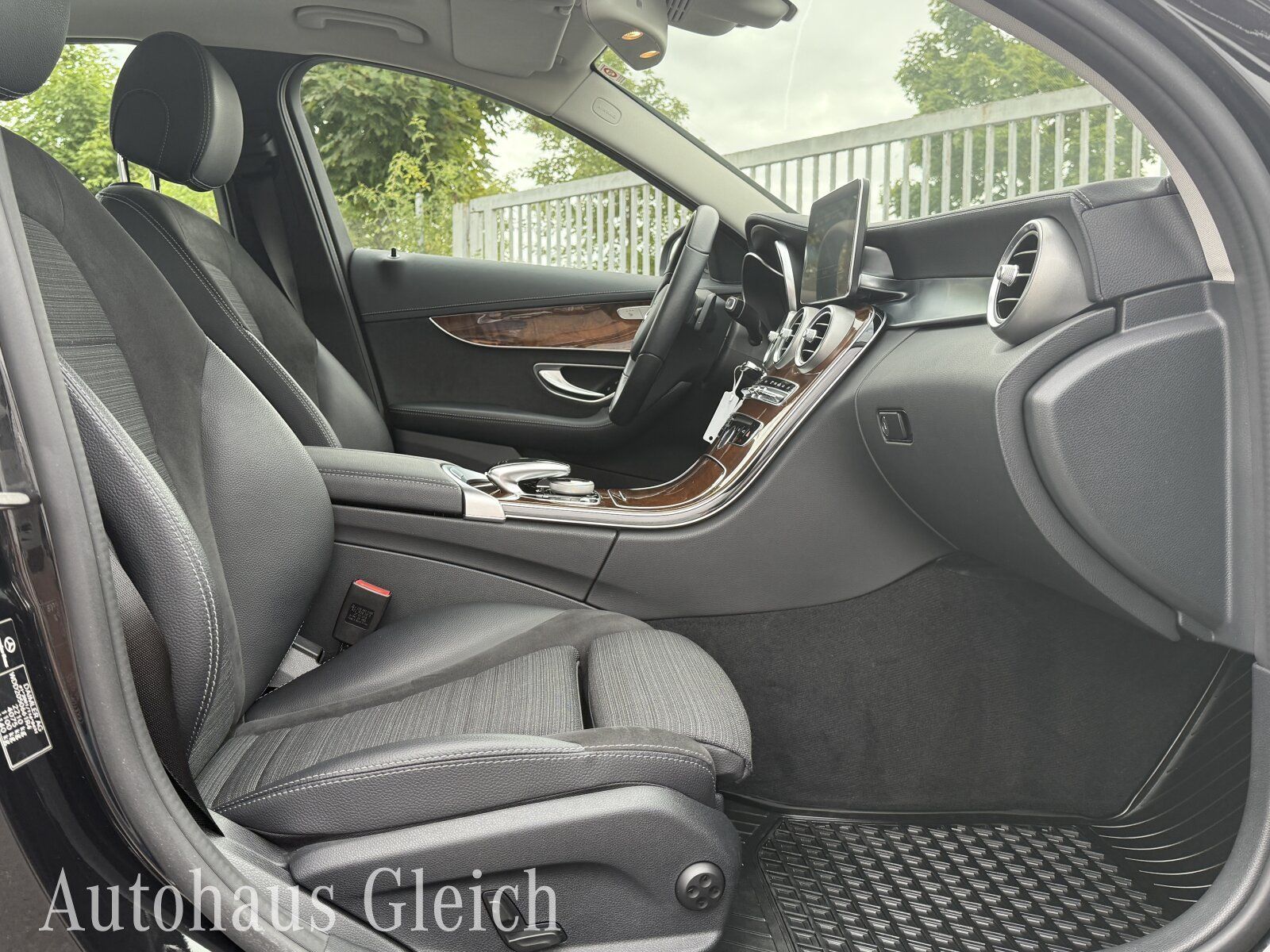 Fahrzeugabbildung Mercedes-Benz C 400 Exclusive 4Matic (EURO 6d-TEMP) COMAND APS