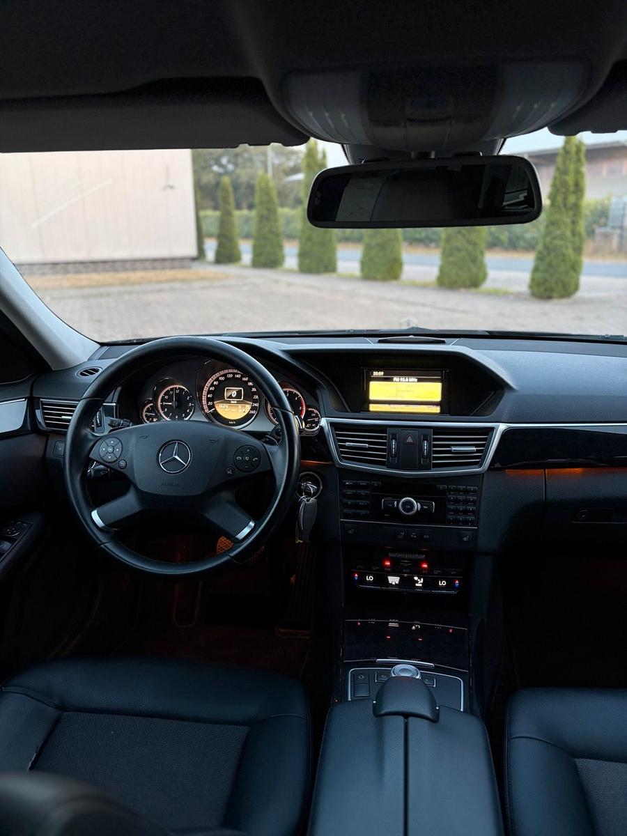 Mercedes-Benz E220 2011 — photo 15