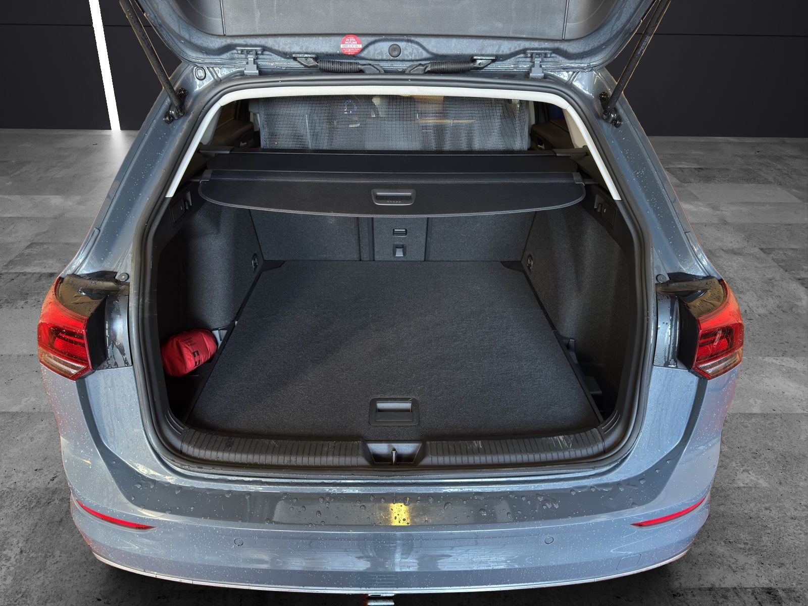 Fahrzeugabbildung Volkswagen Golf VIII Variant eTSI Active DSG LED ACC SH Nav