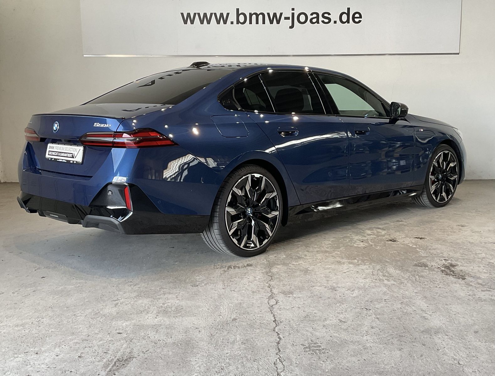 Fahrzeugeinzelansicht 17 Fahrzeugabbildung BMW 550e xDrive Limousine M Sportpaket AHK