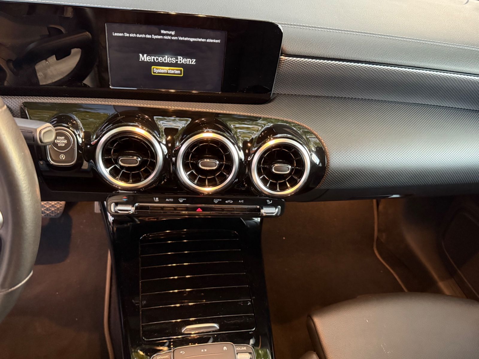 Fahrzeugabbildung Mercedes-Benz CLA 180  Shooting Brake*LED*NAVI*CAM*LEDER*SHZ