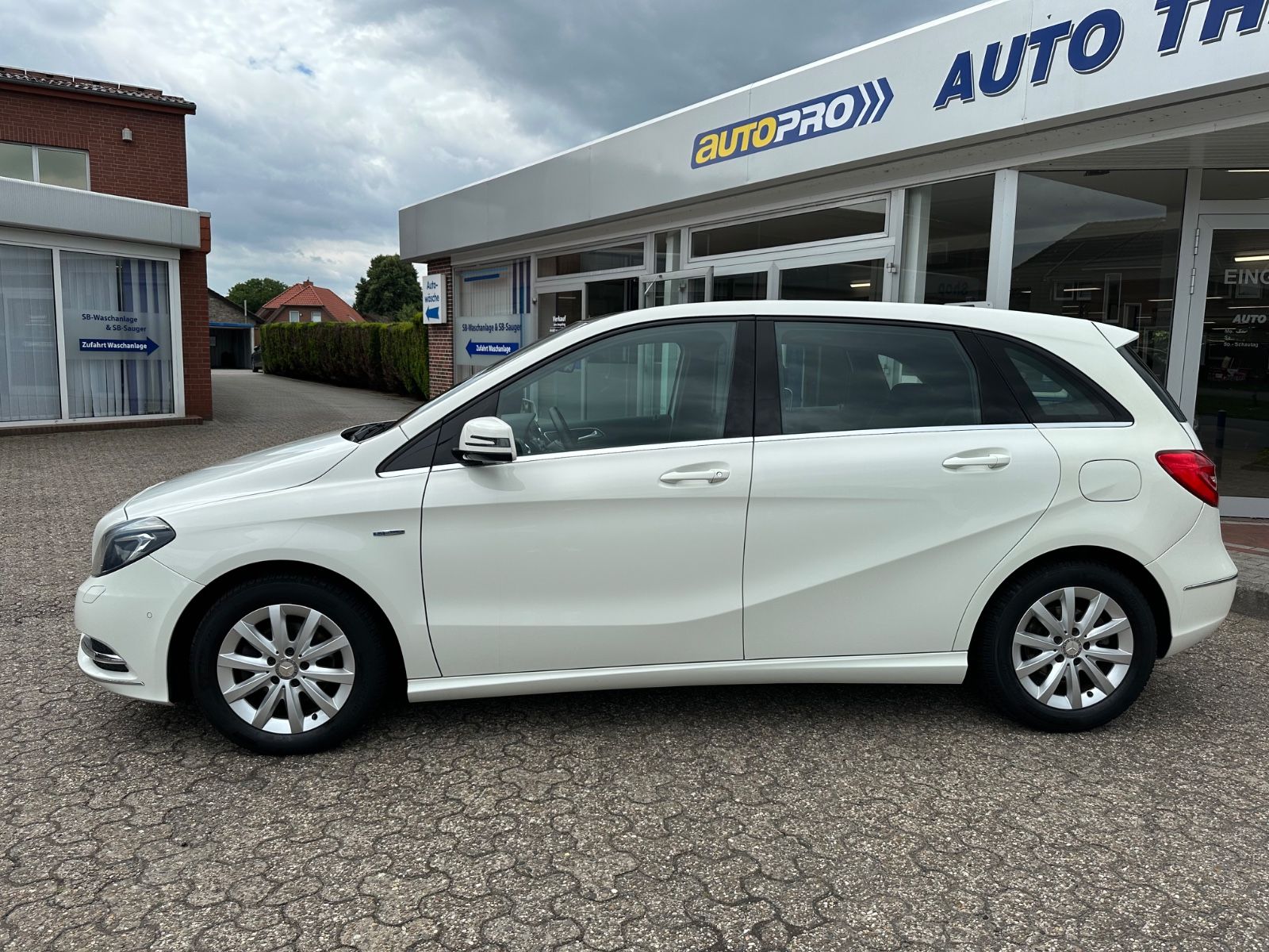 Fahrzeugabbildung Mercedes-Benz B 180 AHK/BiXenon/Pano/Navi/SHZG/GJR