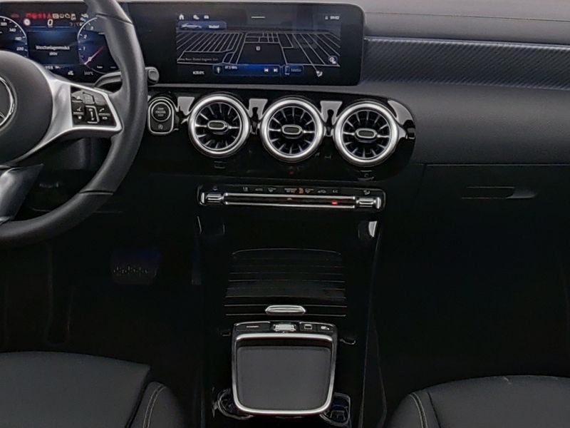 Fahrzeugabbildung Mercedes-Benz CLA 180 Progressive*Pano*Distron*360°*LED*CarPl*