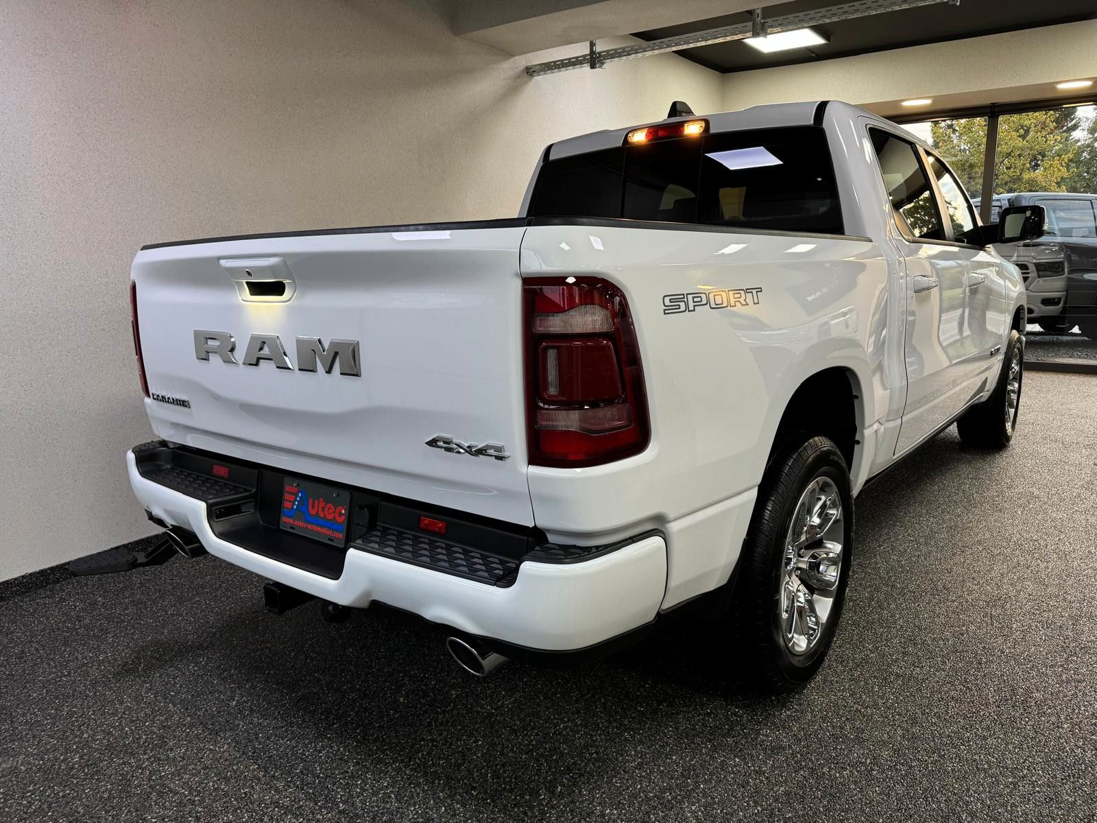 Fahrzeugabbildung Dodge LARAMIE CREW CAB SPORT  12" LUFTFEDER  HEMI 4x4