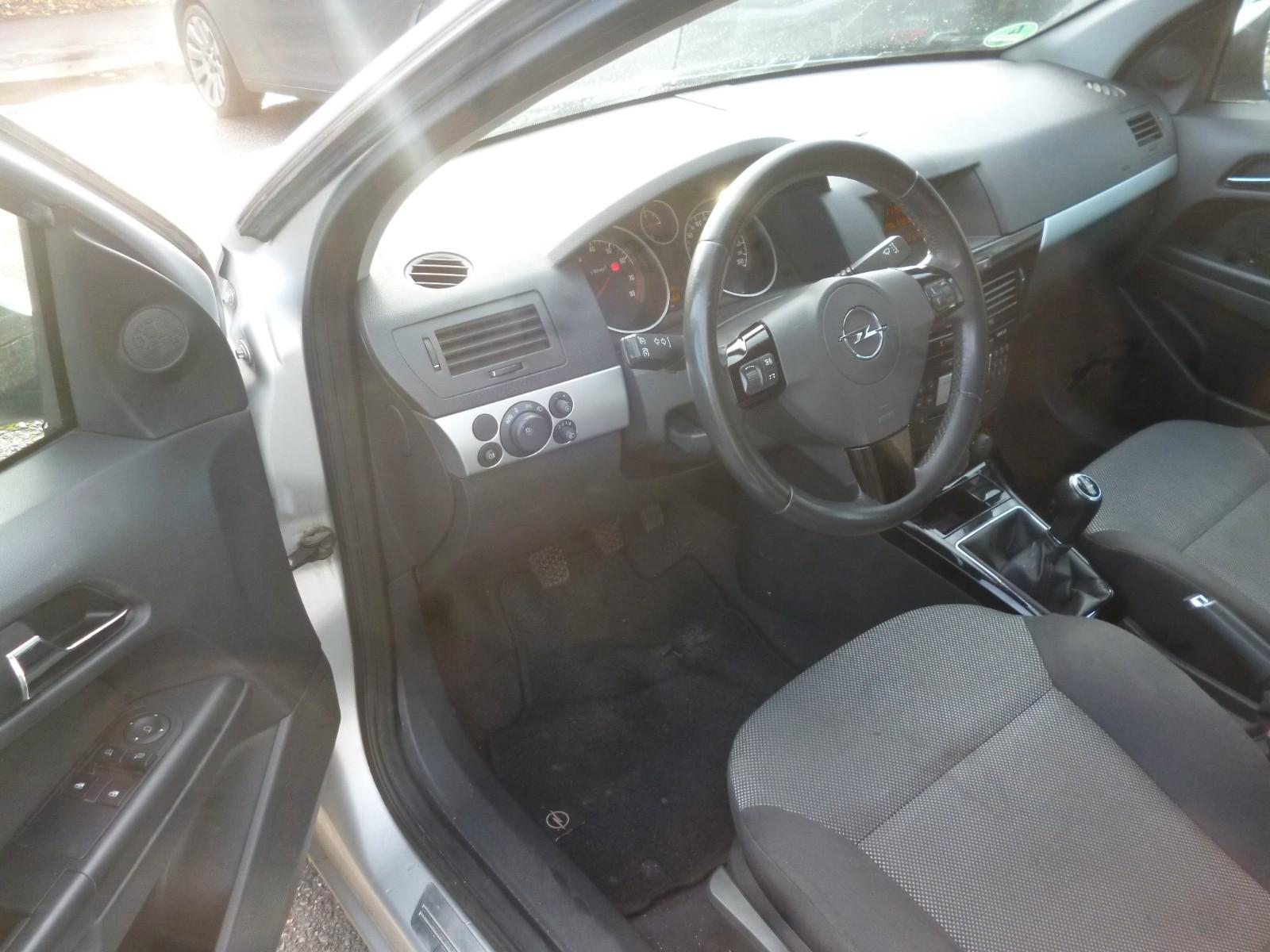 Opel Astra 2010 — photo 7