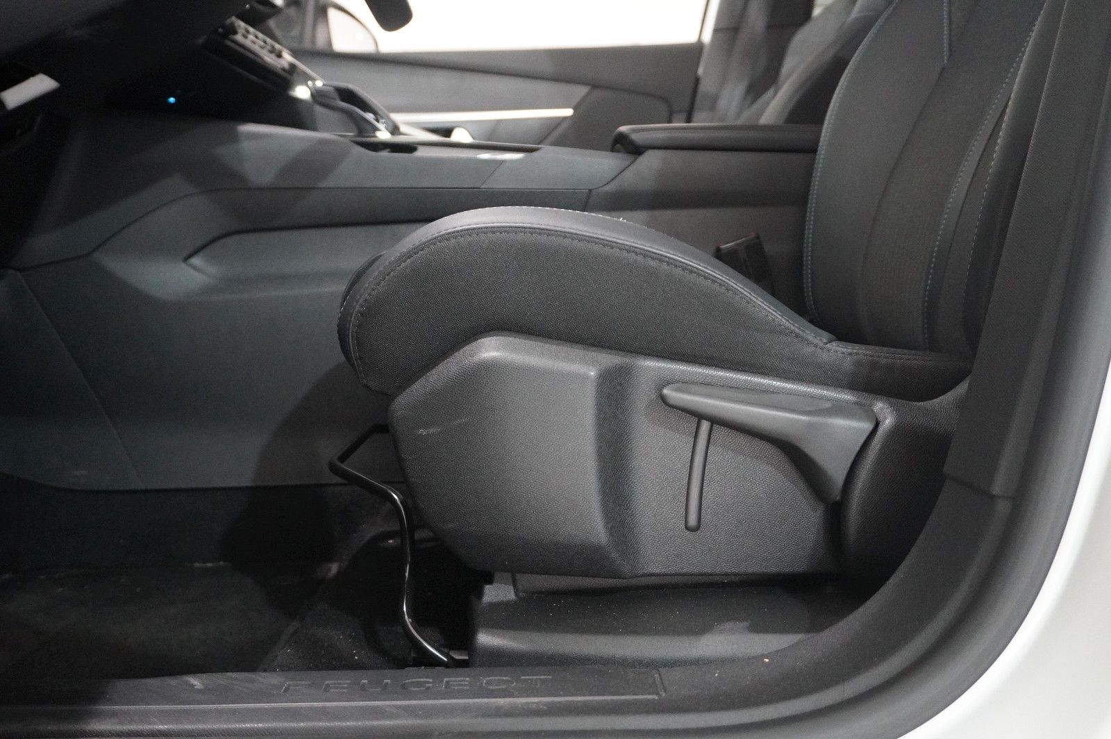 Fahrzeugabbildung Peugeot 3008 Hybrid PHEV ALLURE NAVI/LED/KAMERA/SHZ/AHK
