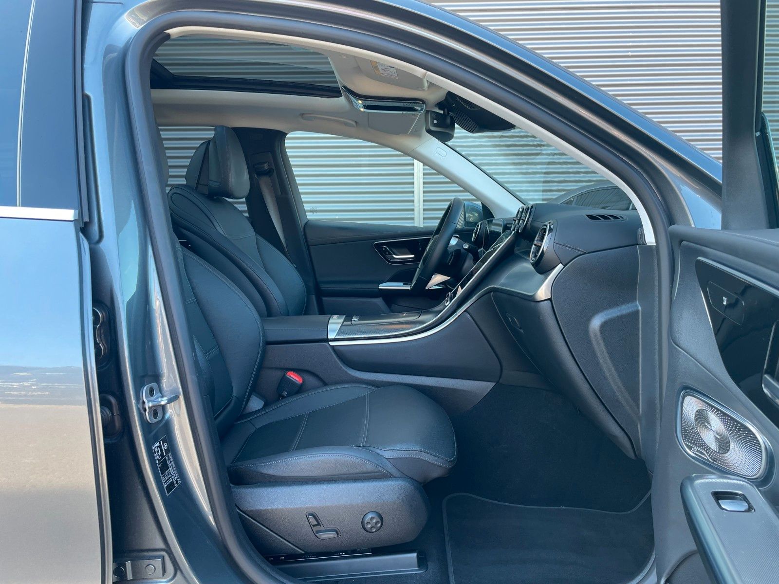 Fahrzeugabbildung Mercedes-Benz GLC 200 4M AVANTGARDE Pano+Burm+360°+Distr+Ambie