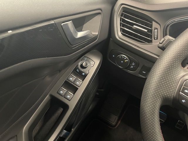 Fahrzeugabbildung Ford Focus Turnier ST X HUD AHKabnehmbar Navi B&O LED