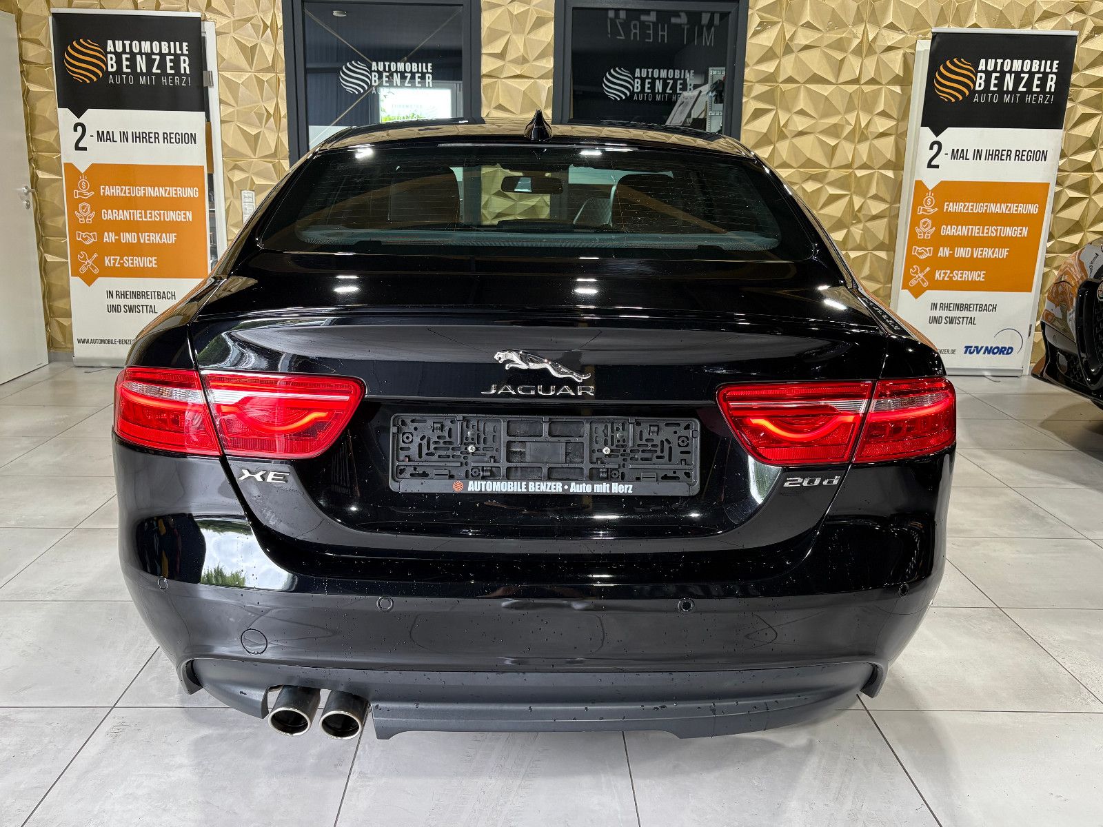 Fahrzeugabbildung Jaguar XE /TEMPOMAT/NAVI/SHZ/KLIMA/BI-XENON/SPURHALTE