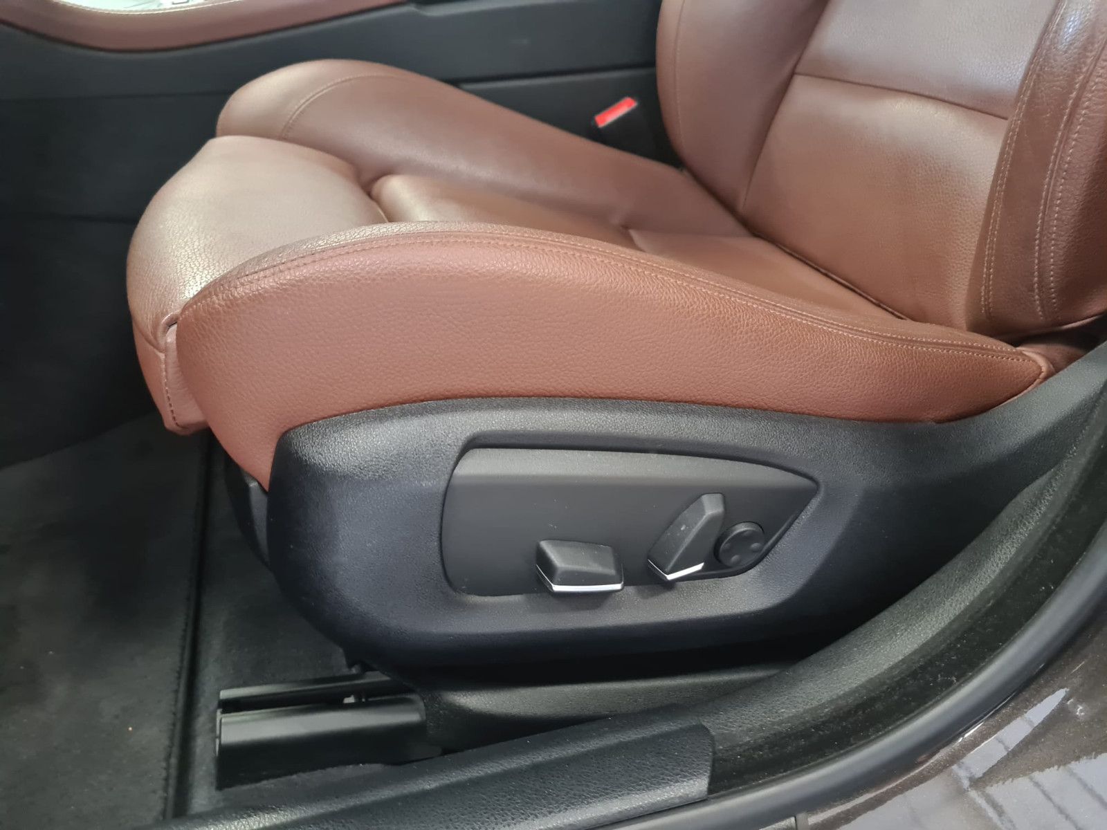 Fahrzeugabbildung BMW 520 d xDrive / AHK / Bi-XENON / LEDER