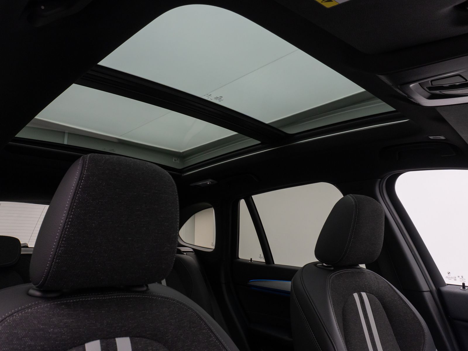 Fahrzeugabbildung BMW X1 xD25e M Sport Panorama Kamera HUD DAB HiFi