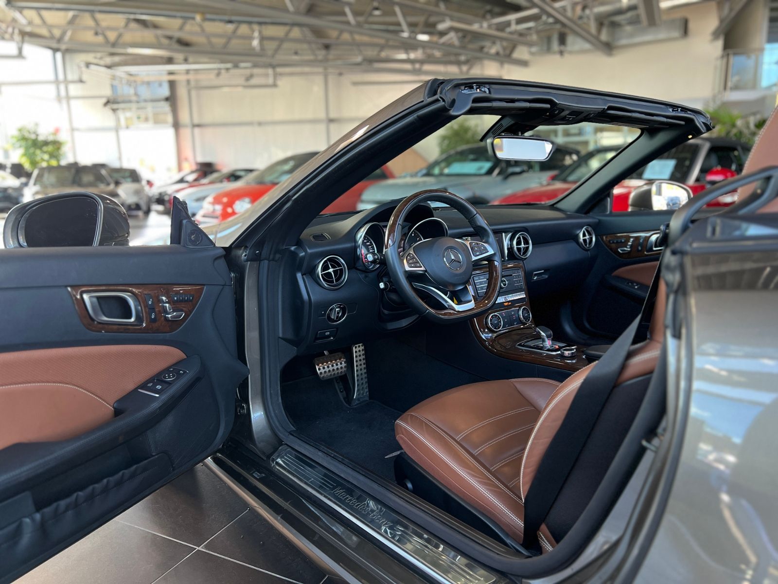 Fahrzeugabbildung Mercedes-Benz SLC 200 LED LEDER NAV SHZ PDC 18"