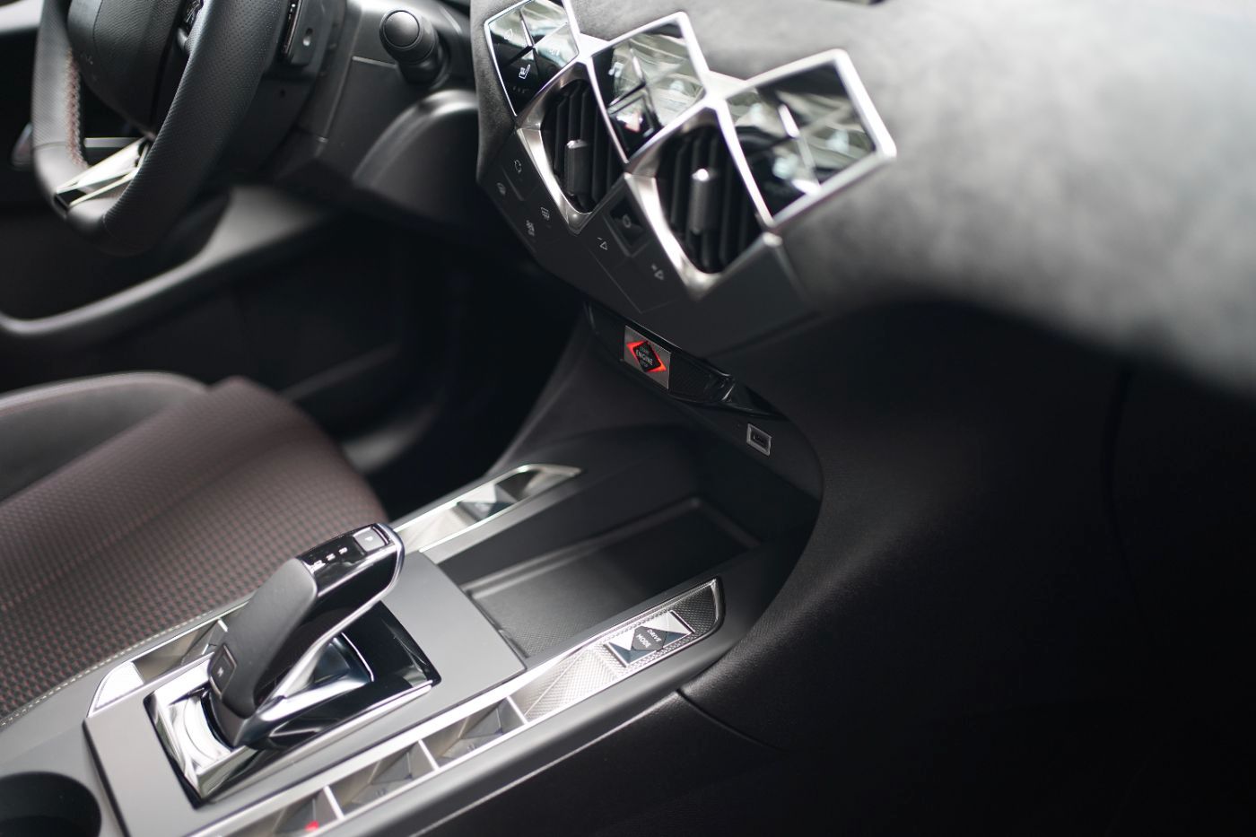 Fahrzeugabbildung DS Automobiles DS3 PureTech 130 EAT8 Performance Line Automatik