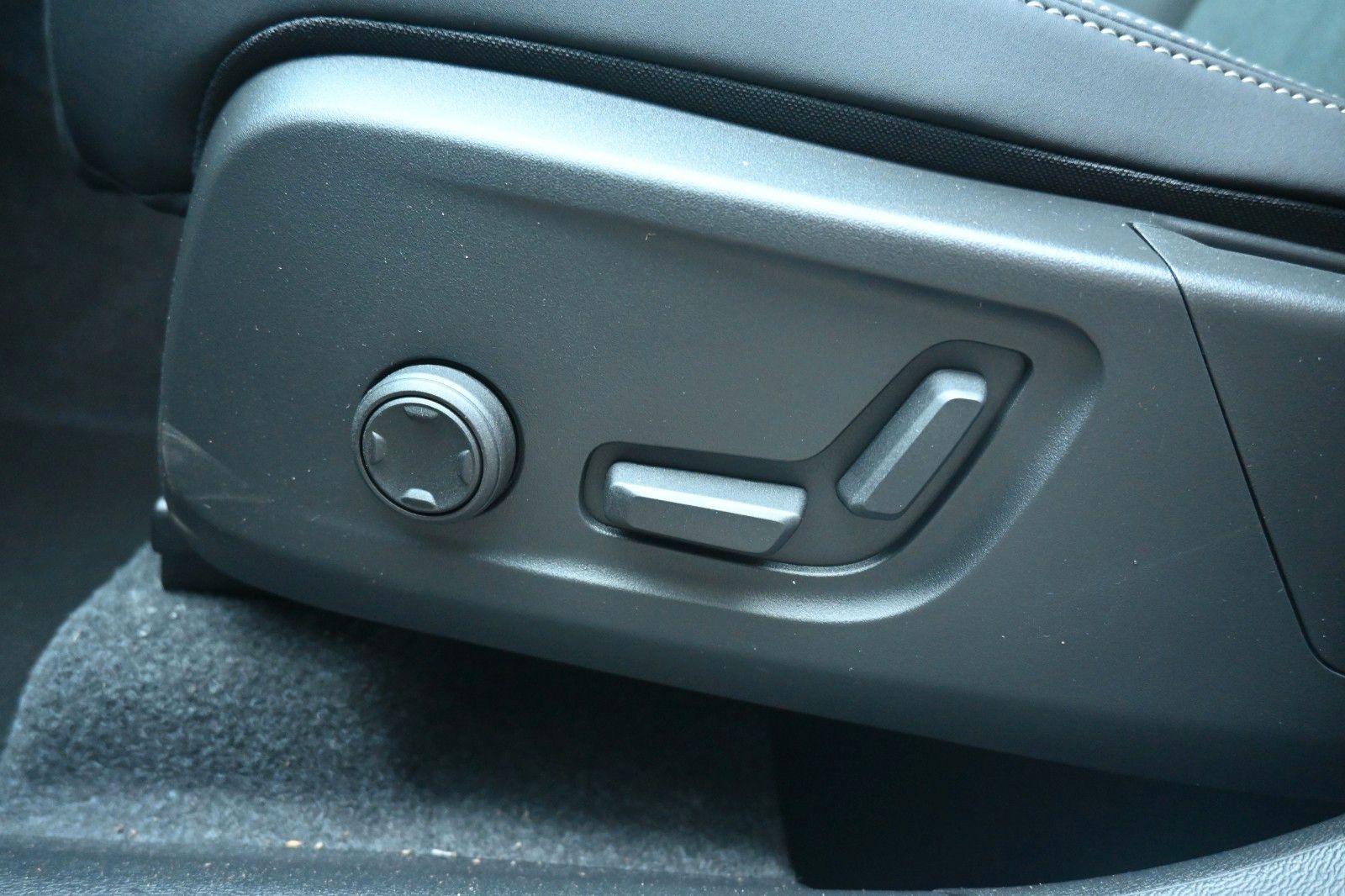 Fahrzeugabbildung Volvo XC40 B4 DKG Plus Dark*FSHZG*360°*ACC*AHK