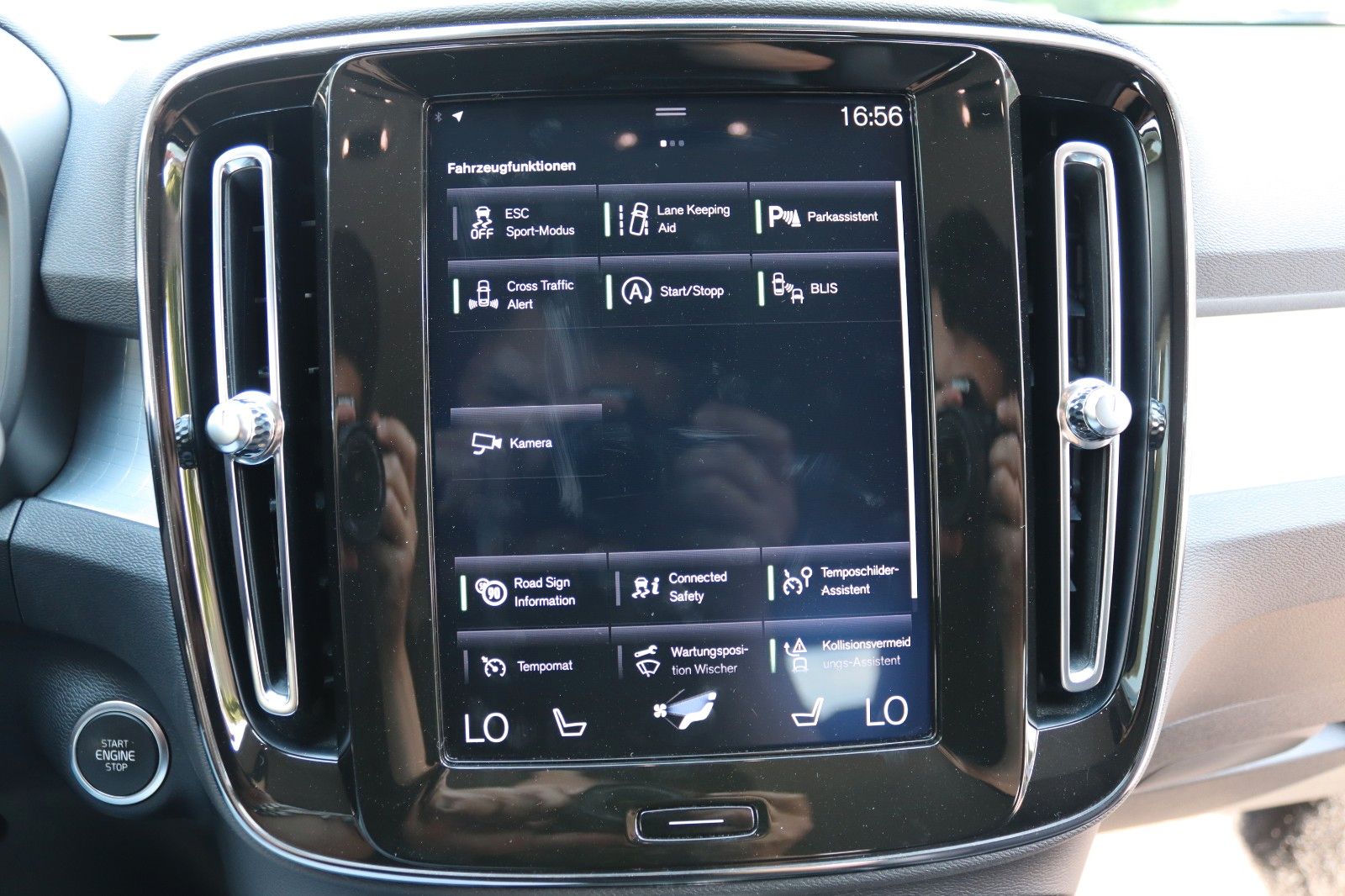 Fahrzeugabbildung Volvo XC40 D4 AWD VIRTUAL*SENSUS*NAVI*CAM*ACC*LED*AHK