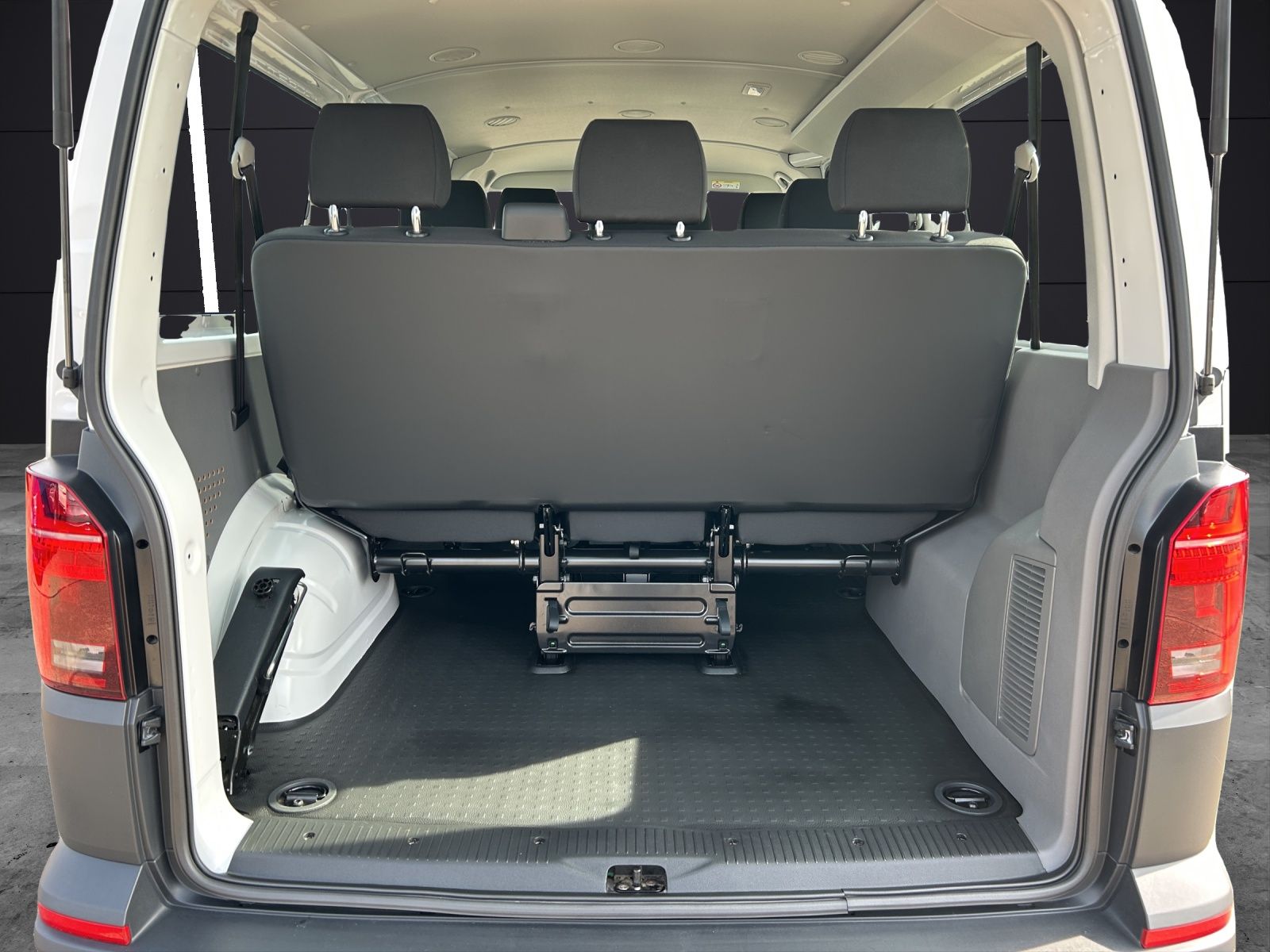 Fahrzeugabbildung Volkswagen T6 Kombi T6.1 TDI 9- Sitzer LED GRA PDK KLIMA VO