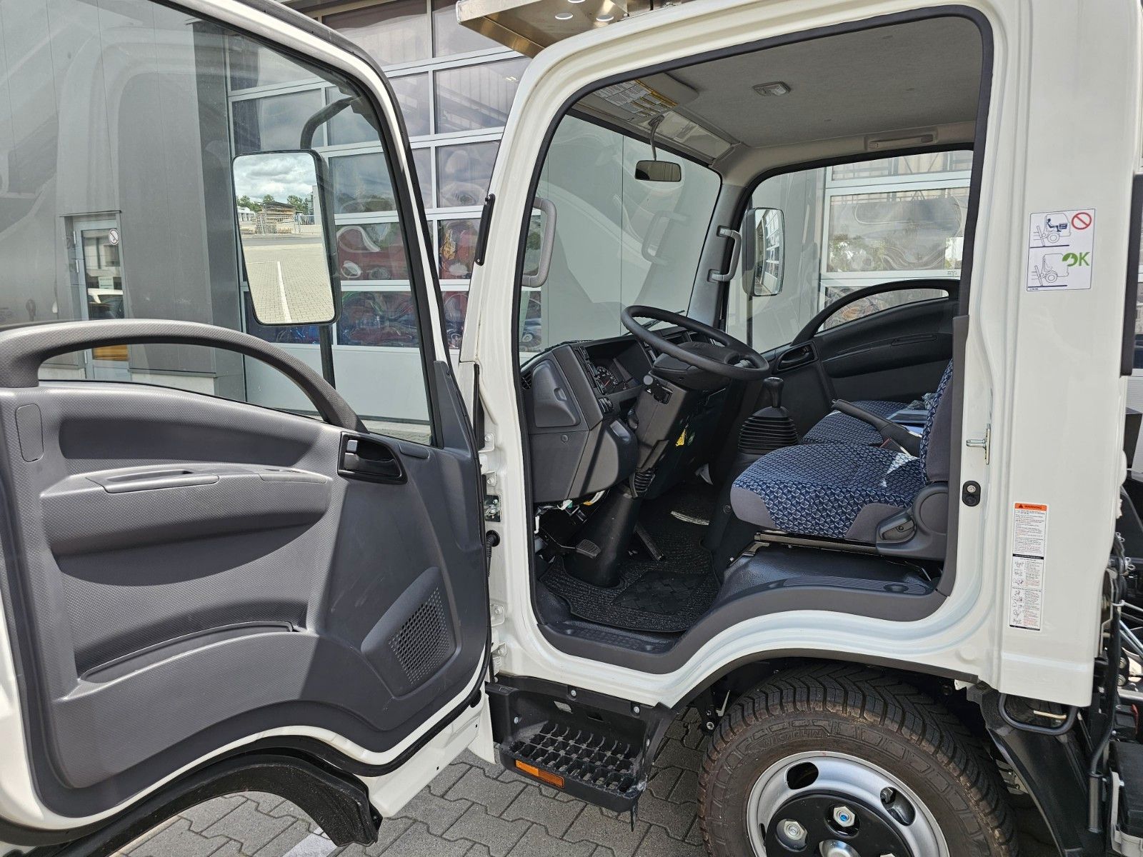 Fahrzeugabbildung Isuzu Teleskop-Bühne *24m* Strom,- Wasseranschluss