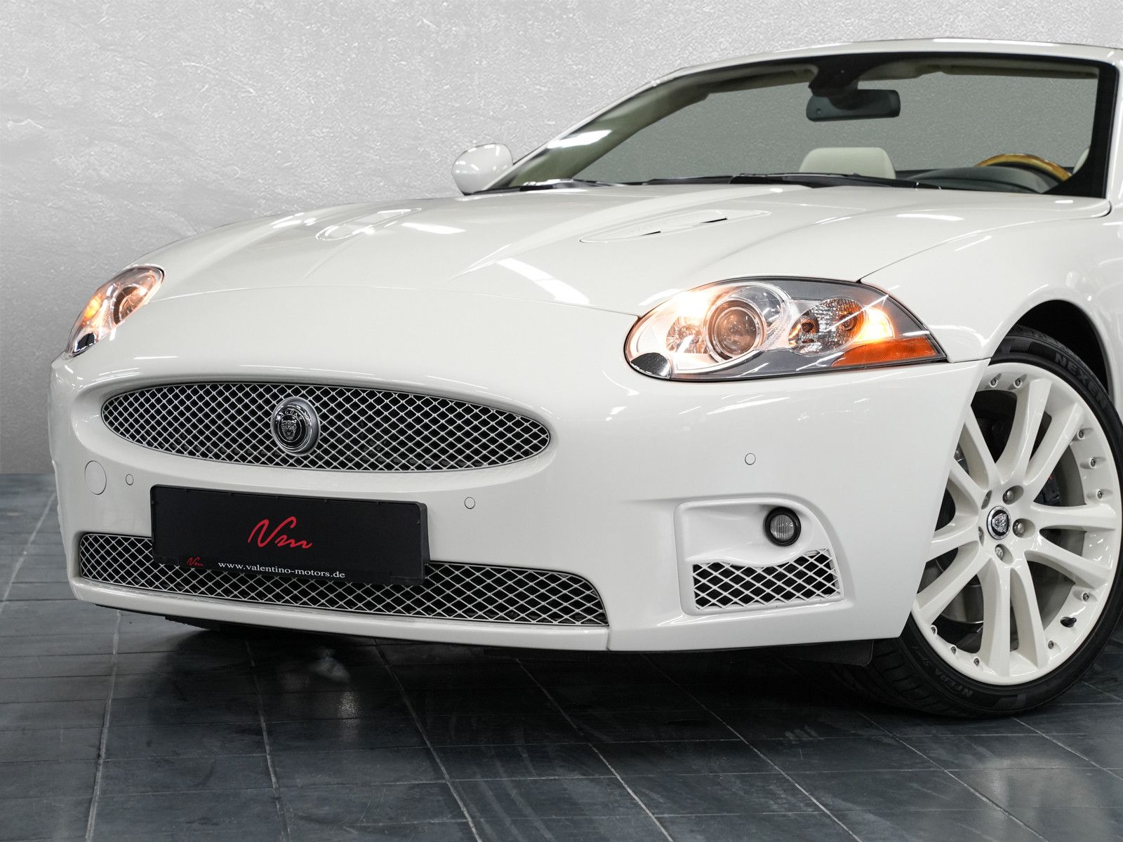 Fahrzeugabbildung Jaguar XKR Cabrio - CATS|20"|Bi-Xenon+aktiv.KL|ALPINE
