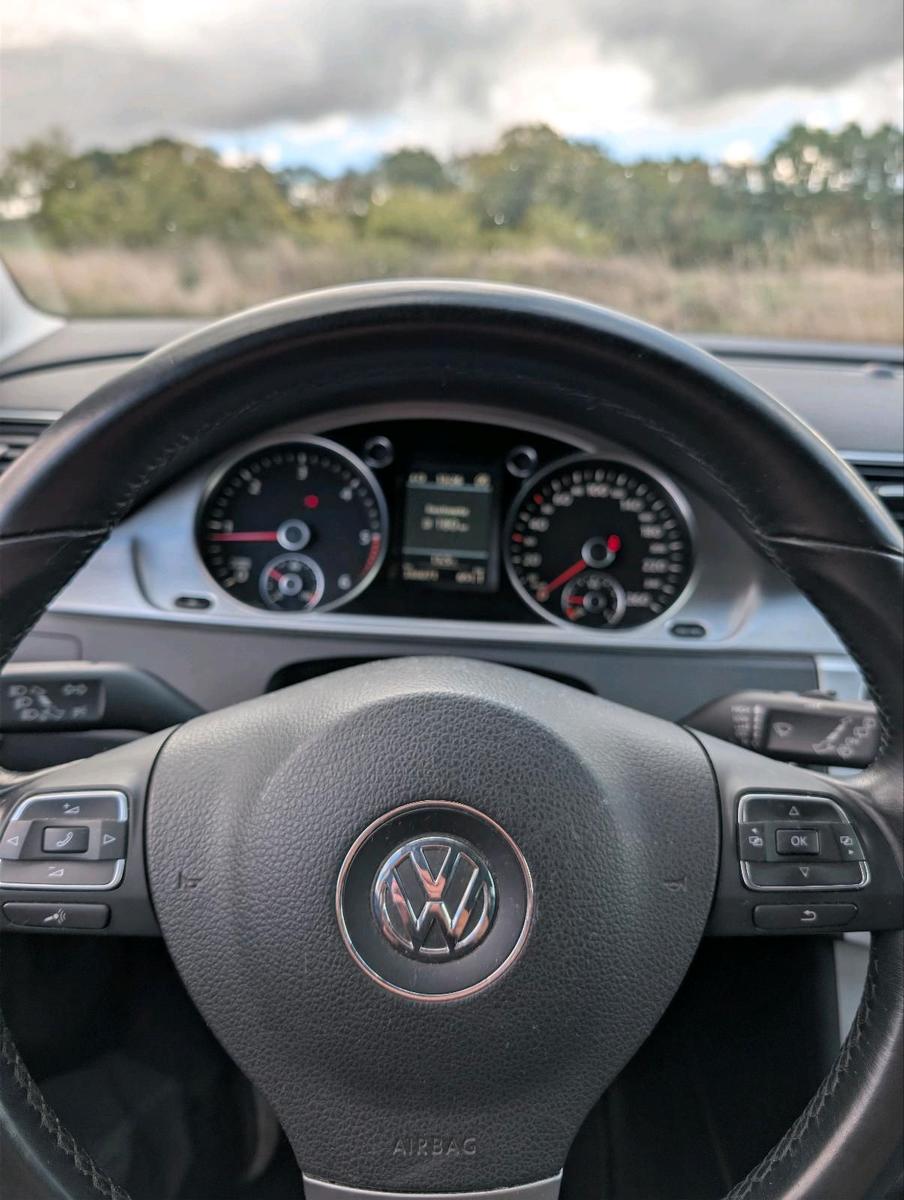 Volkswagen Passat 2011 — photo 14