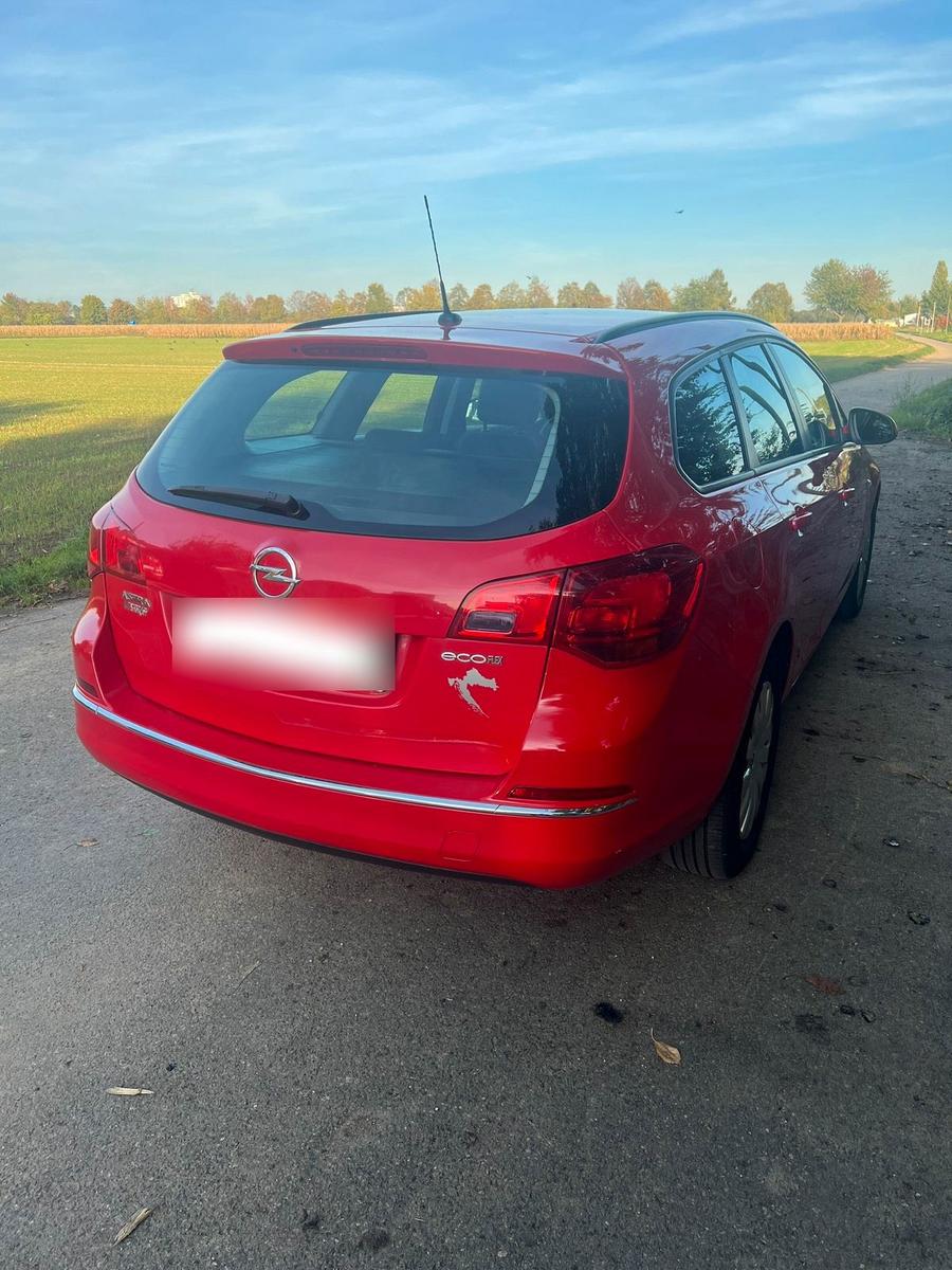 Opel Astra 2013 — rear view