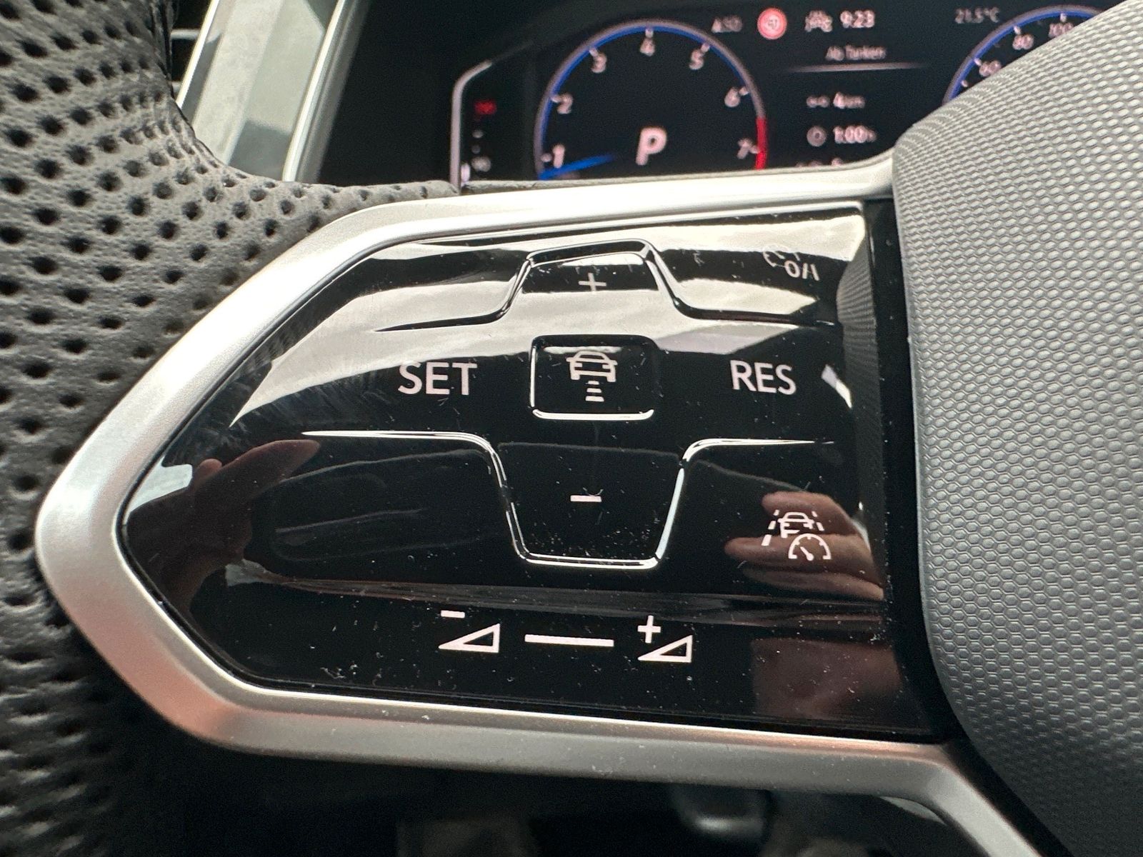 Fahrzeugabbildung Volkswagen Tiguan 1.5 TSI DSG R-Line NAV+LED+20ZO+HUD