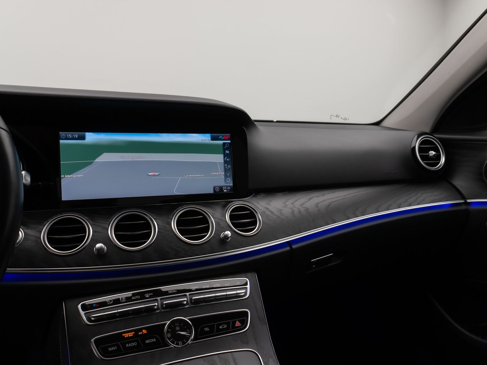 Fahrzeugabbildung Mercedes-Benz E 220 d Avantgarde. 9G-Tronic Kamera Navi Sport