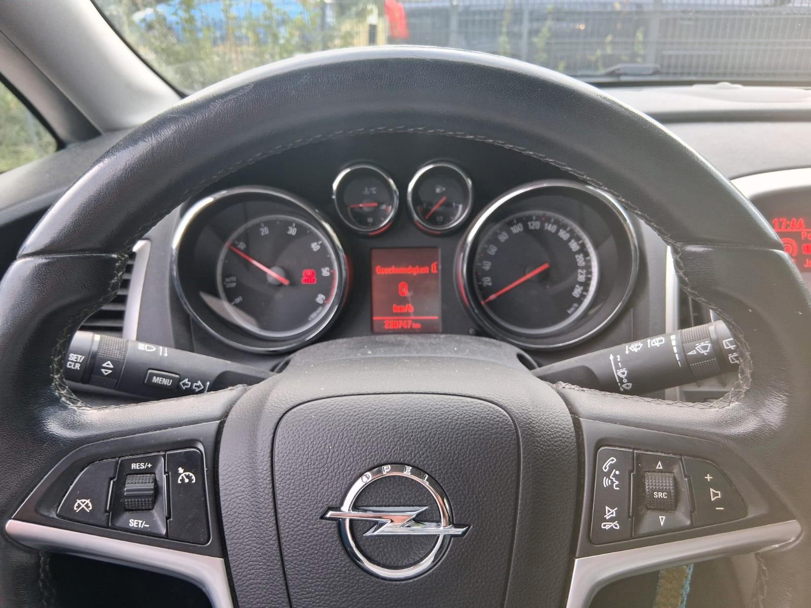 Opel Astra 2011 — photo 11