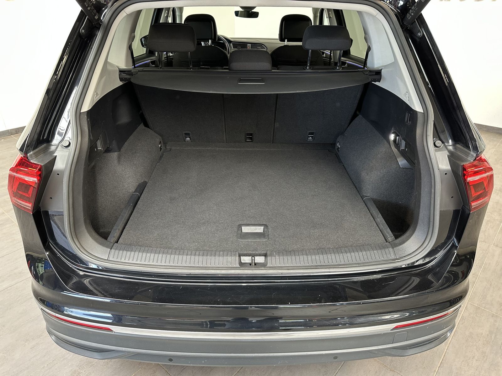 Fahrzeugabbildung Volkswagen Tiguan Allspace Life NAV+IQ-LIGHT+AHK+ACC+19ZOLL