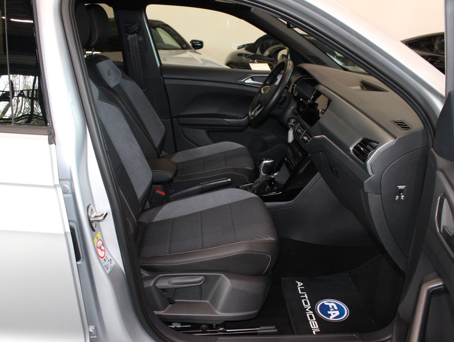 Fahrzeugabbildung Volkswagen T-Cross 1.5 TSI R-Line 1.HAND+ACC+IQ.DRIVE+KMERA